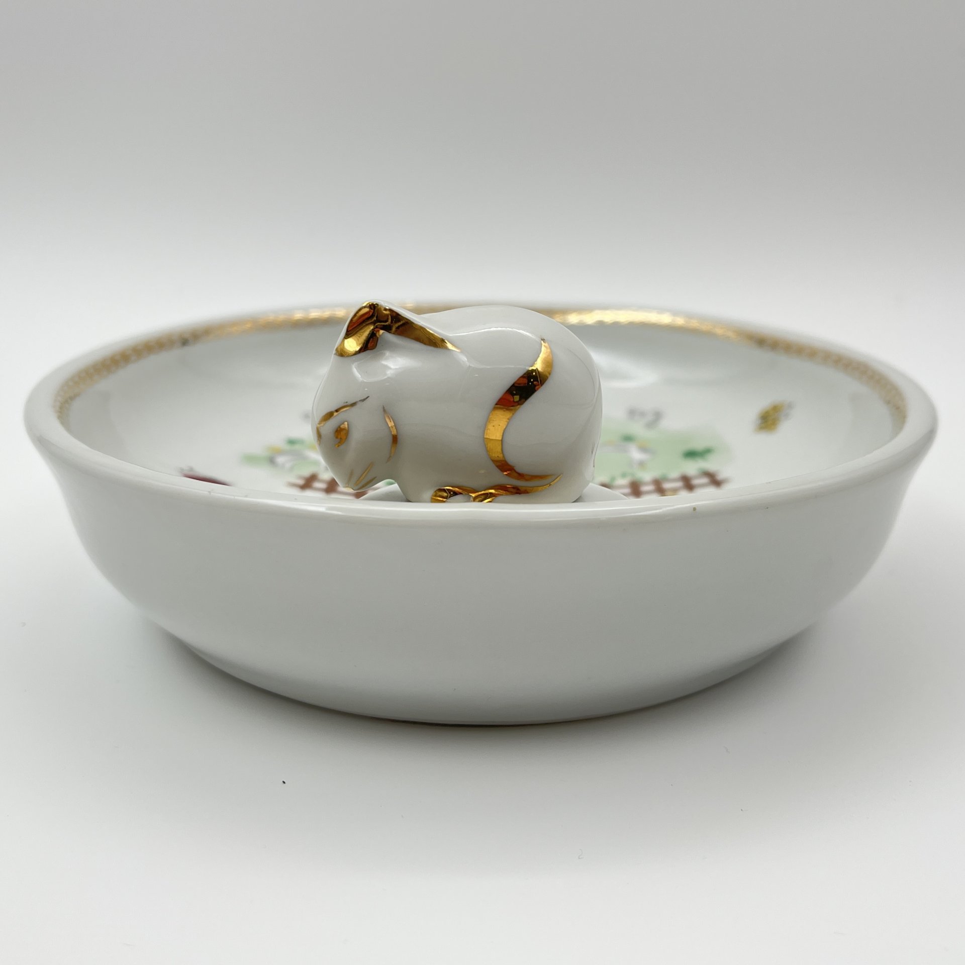 Тарелка детская с подогревом, декорированная изображением девочки, пасущей гусей, фарфор, деколь, золочение, Limoges, Франция, 1960-1990 гг.