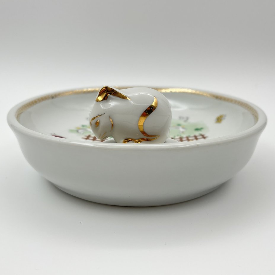 Тарелка детская с подогревом, декорированная изображением девочки, пасущей гусей, фарфор, деколь, золочение, Limoges, Франция, 1960-1990 гг.