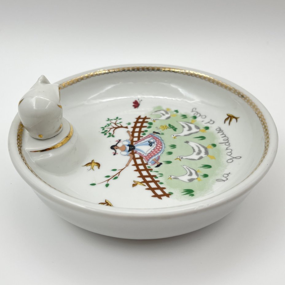 Тарелка детская с подогревом, декорированная изображением девочки, пасущей гусей, фарфор, деколь, золочение, Limoges, Франция, 1960-1990 гг.