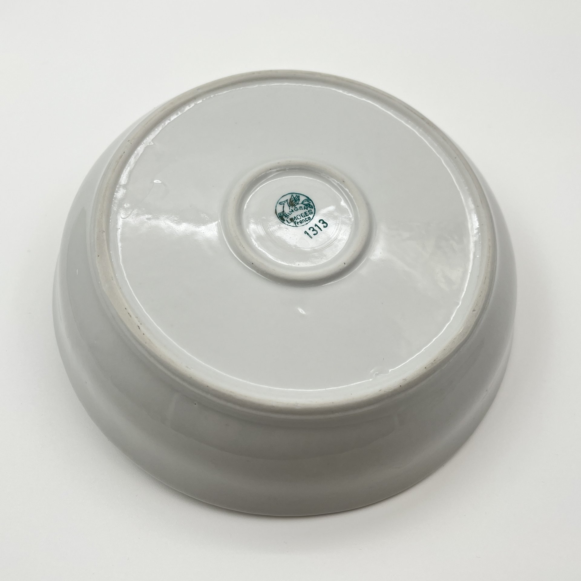 Тарелка детская с подогревом, декорированная изображением девочки, пасущей гусей, фарфор, деколь, золочение, Limoges, Франция, 1960-1990 гг.