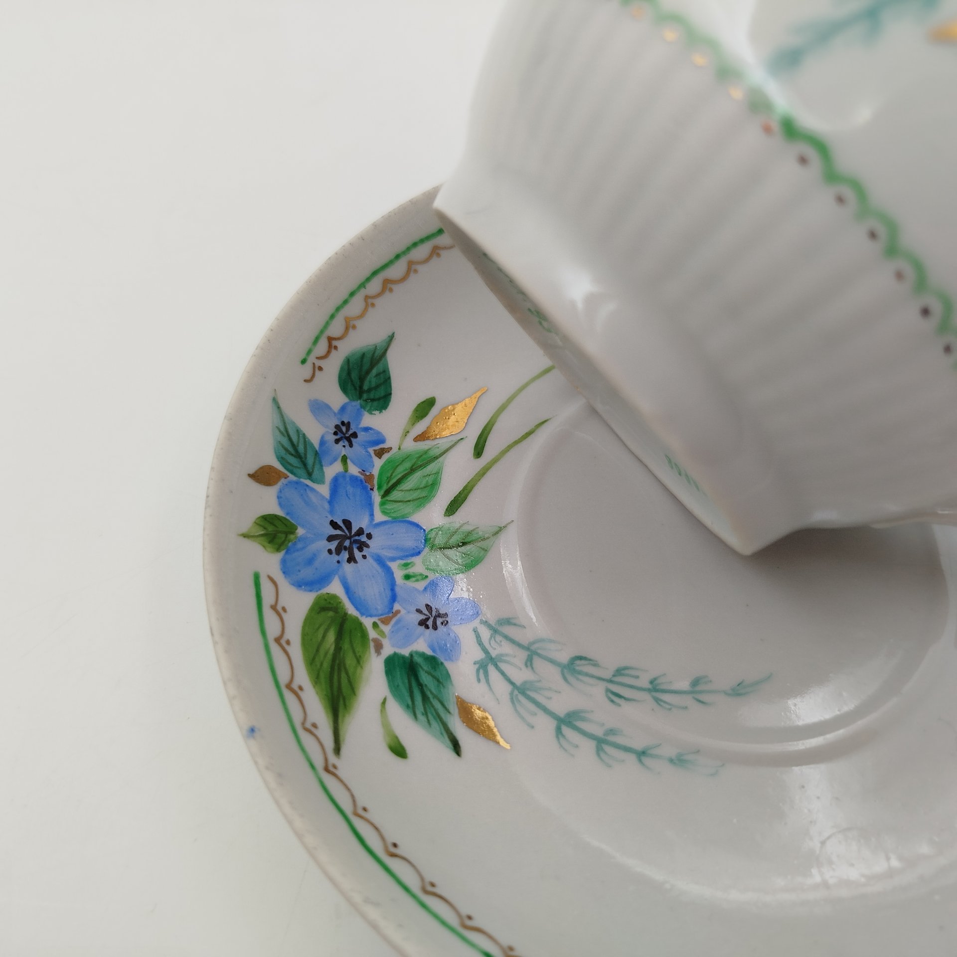 Пара чайная с цветочным декором, подпись "Чашка для Наташи. Разукрасил А.К. Каспаров", фарфор, роспись, золочение, Российская Федерация, 1993 г.