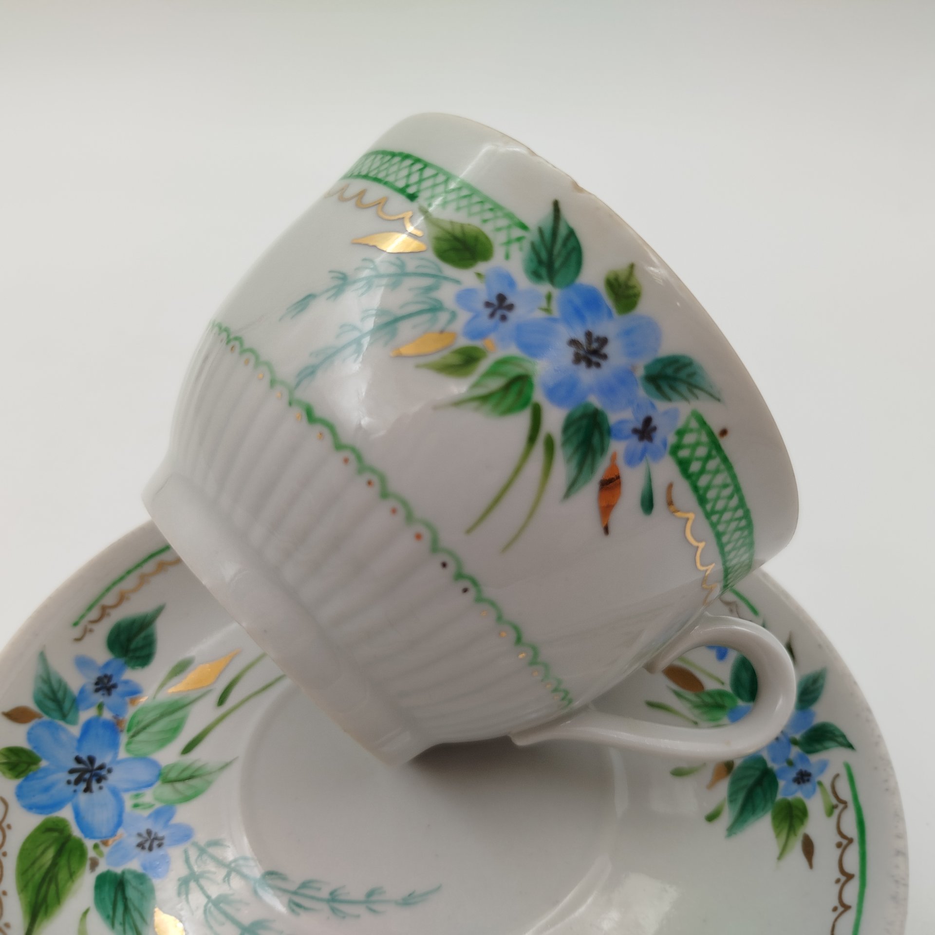 Пара чайная с цветочным декором, подпись "Чашка для Наташи. Разукрасил А.К. Каспаров", фарфор, роспись, золочение, Российская Федерация, 1993 г.