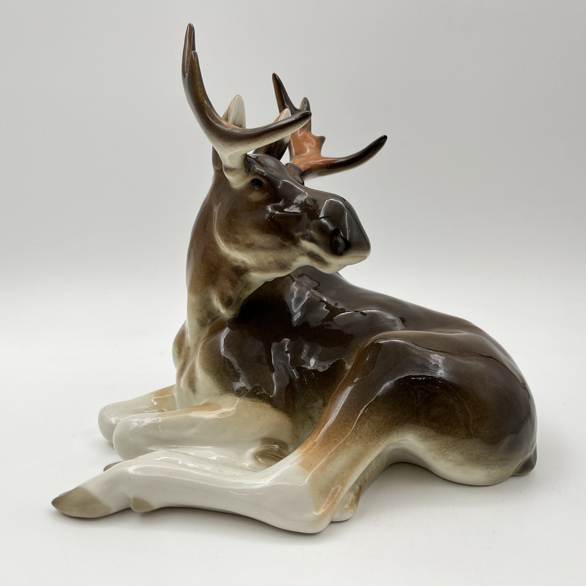 Статуэтка "Лось", скульптор П.П. Веселов, фарфор, аэрография, Ленинградский фарфоровый завод (ЛФЗ), СССР, 1970-1991 гг.