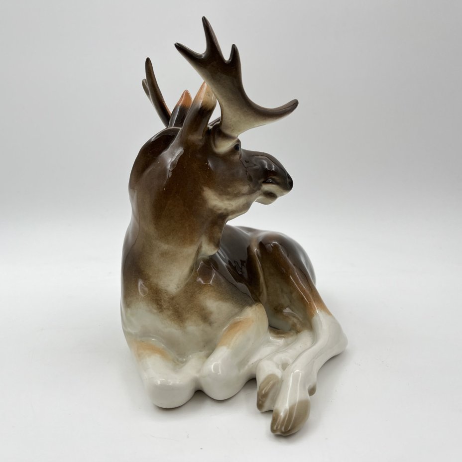 Статуэтка "Лось", скульптор П.П. Веселов, фарфор, аэрография, Ленинградский фарфоровый завод (ЛФЗ), СССР, 1970-1991 гг.