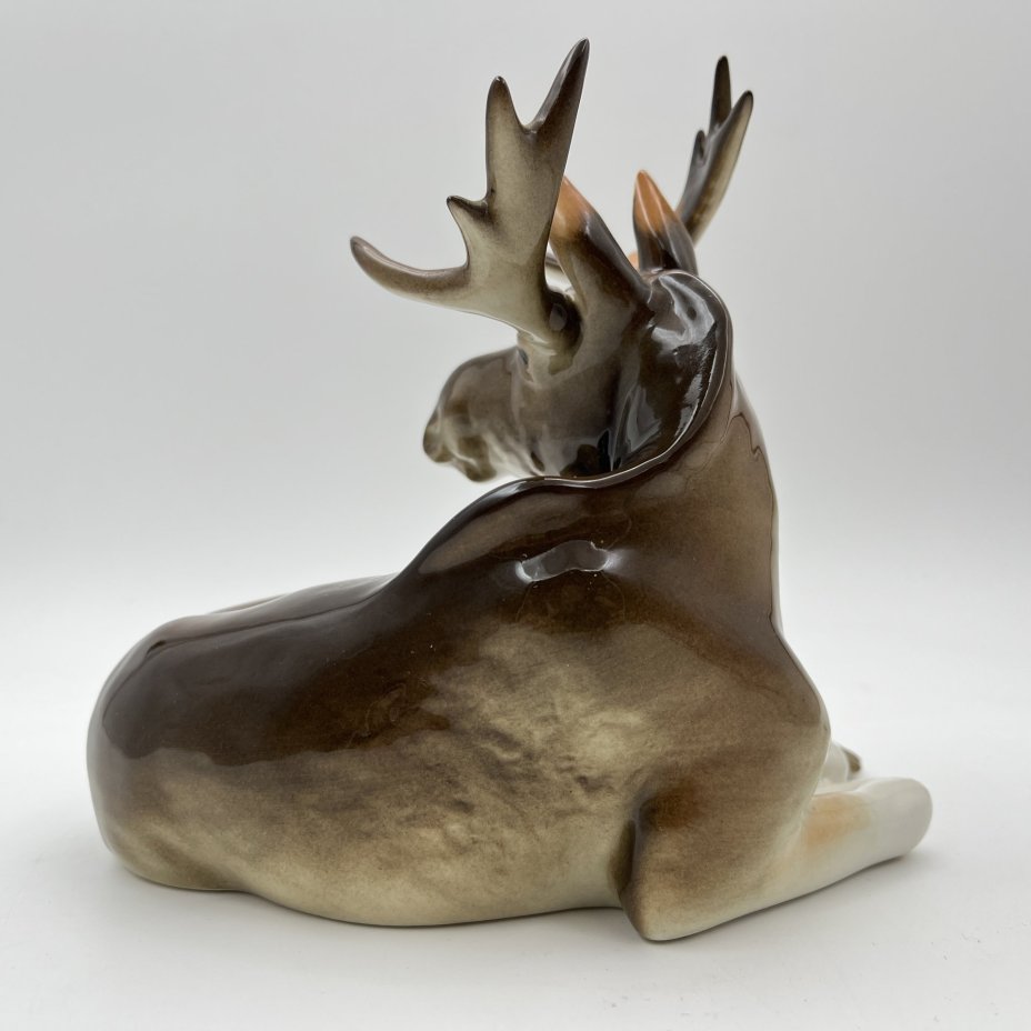 Статуэтка "Лось", скульптор П.П. Веселов, фарфор, аэрография, Ленинградский фарфоровый завод (ЛФЗ), СССР, 1970-1991 гг.