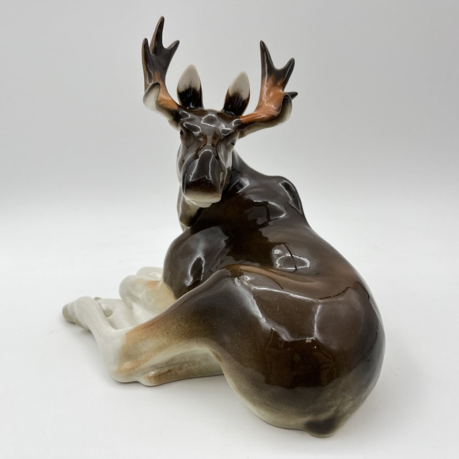 Статуэтка "Лось", скульптор П.П. Веселов, фарфор, аэрография, Ленинградский фарфоровый завод (ЛФЗ), СССР, 1970-1991 гг.