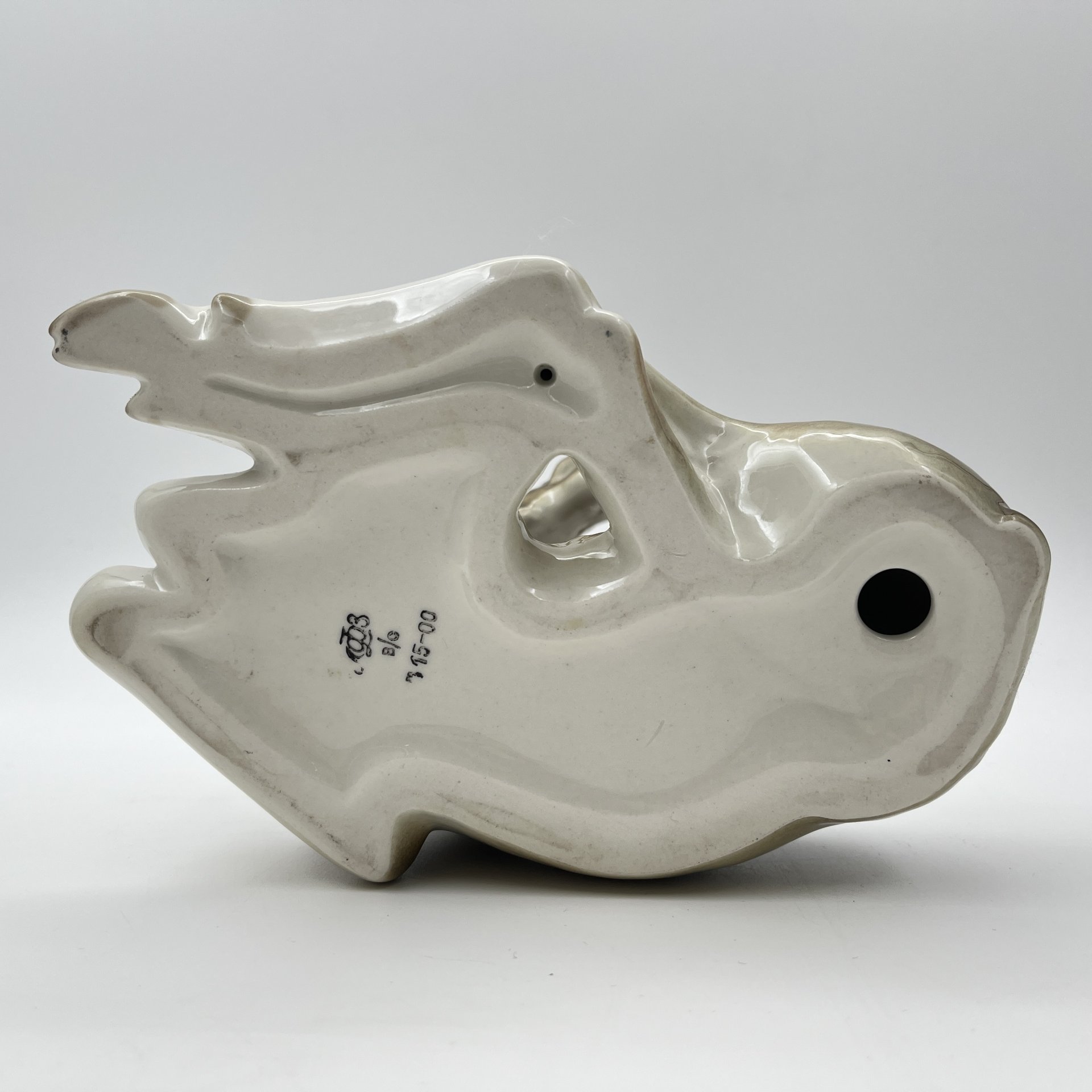 Статуэтка "Лось", скульптор П.П. Веселов, фарфор, аэрография, Ленинградский фарфоровый завод (ЛФЗ), СССР, 1970-1991 гг.