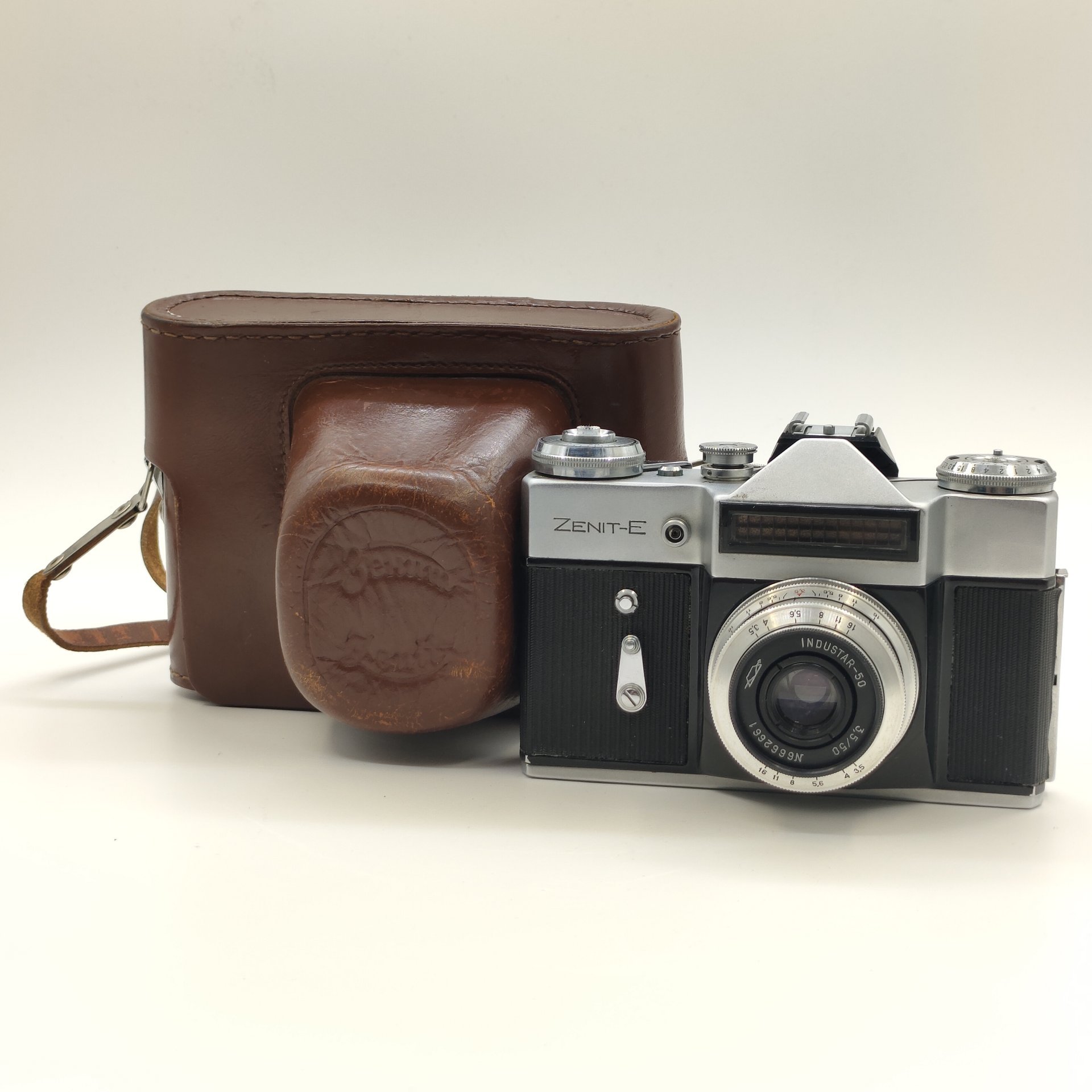 Фотоаппарат "Зенит-Е"  с объективом "Индустар-50"в оригинальном кофре, металл, стекло, пластик, кожа, Красногорский механический завод (КМЗ), СССР, 1965-1986 гг.
