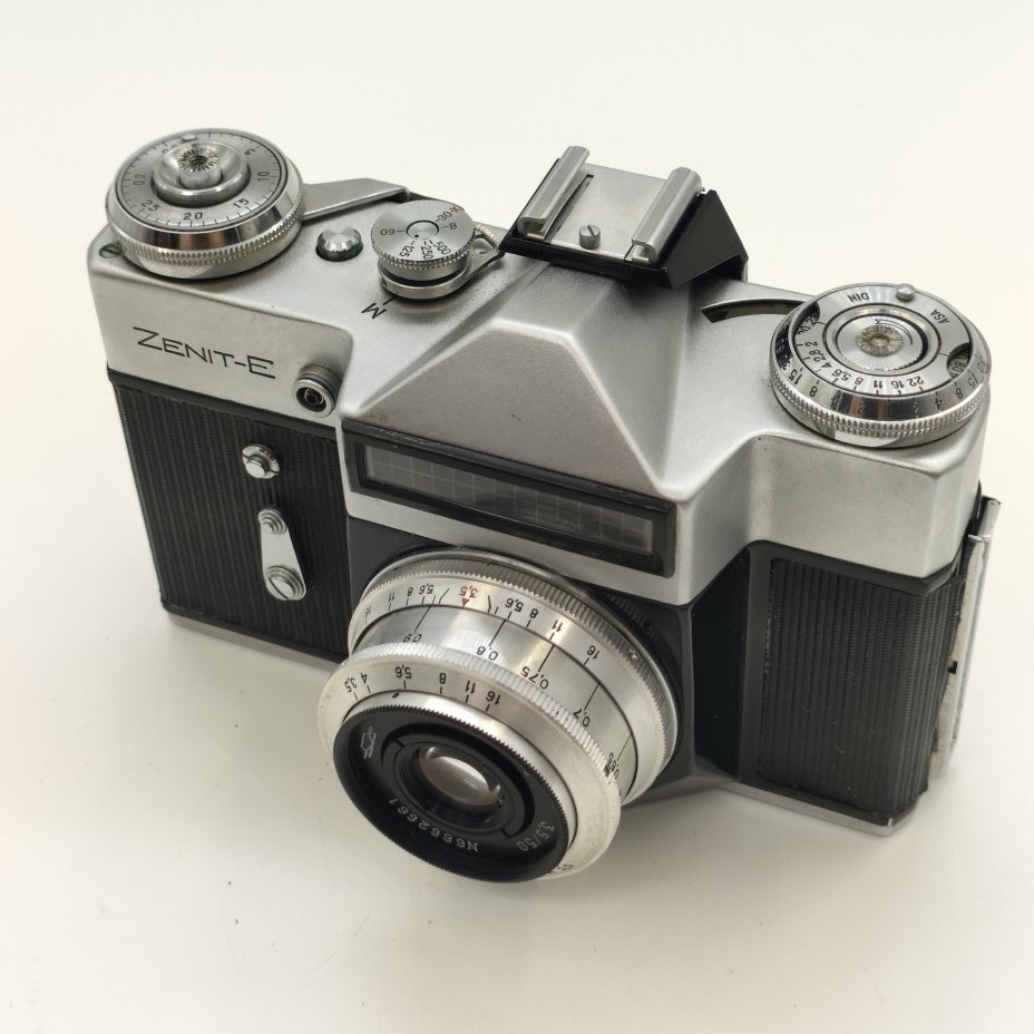 Фотоаппарат "Зенит-Е"  с объективом "Индустар-50"в оригинальном кофре, Красногорский механический завод (КМЗ)