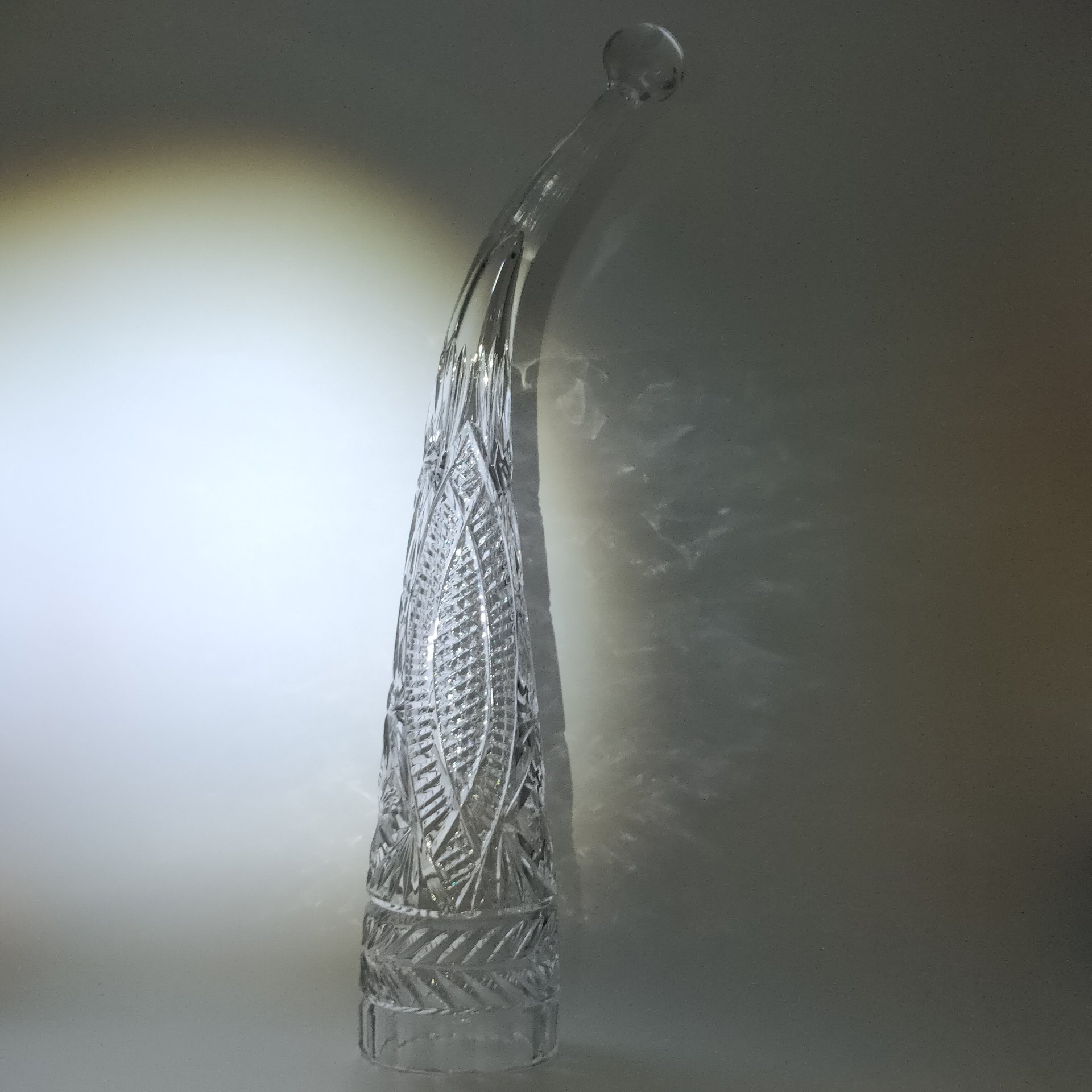 Крупный кубок для вина "Рог изобилия", украшенный геометрическим декором