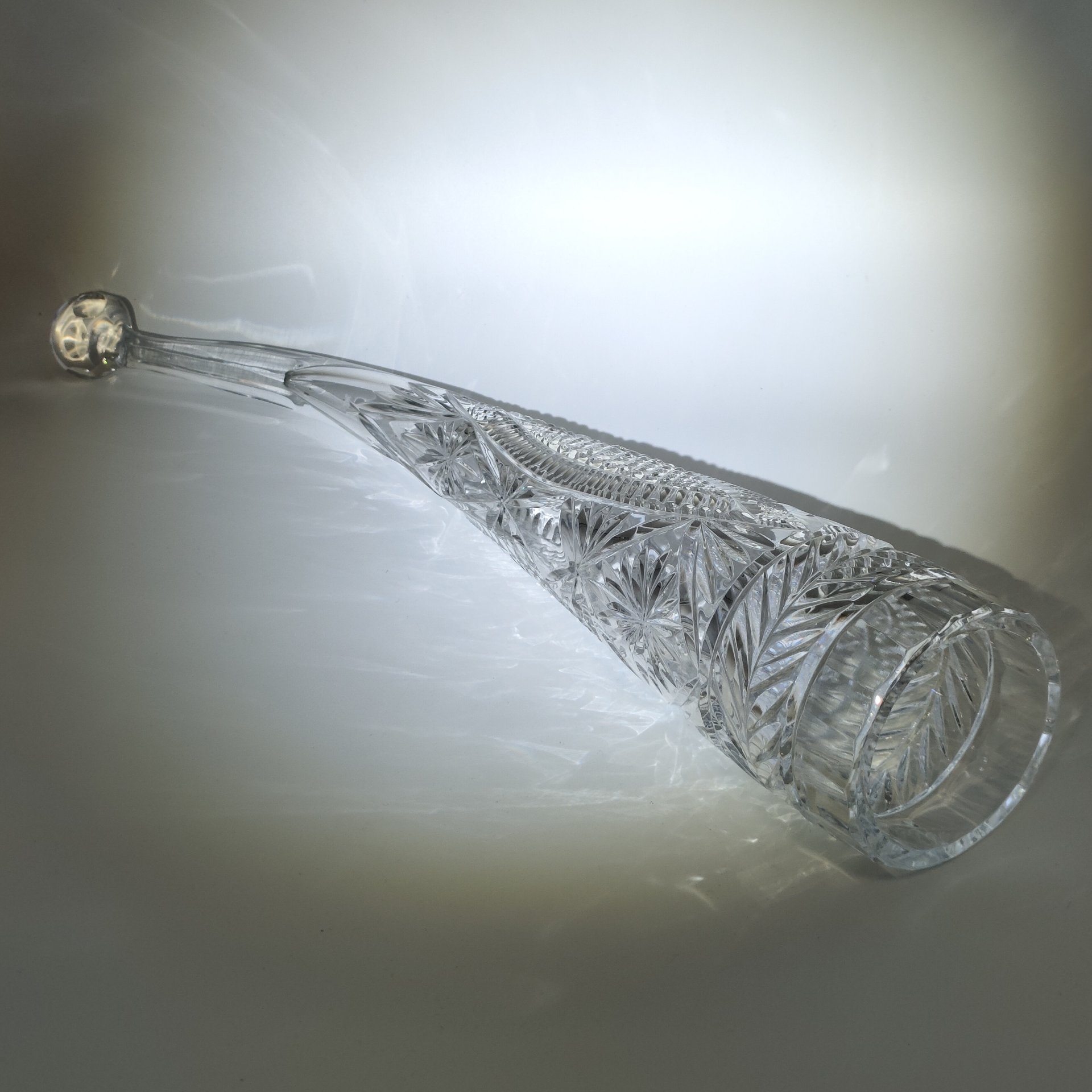 Крупный кубок для вина "Рог изобилия", украшенный геометрическим декором