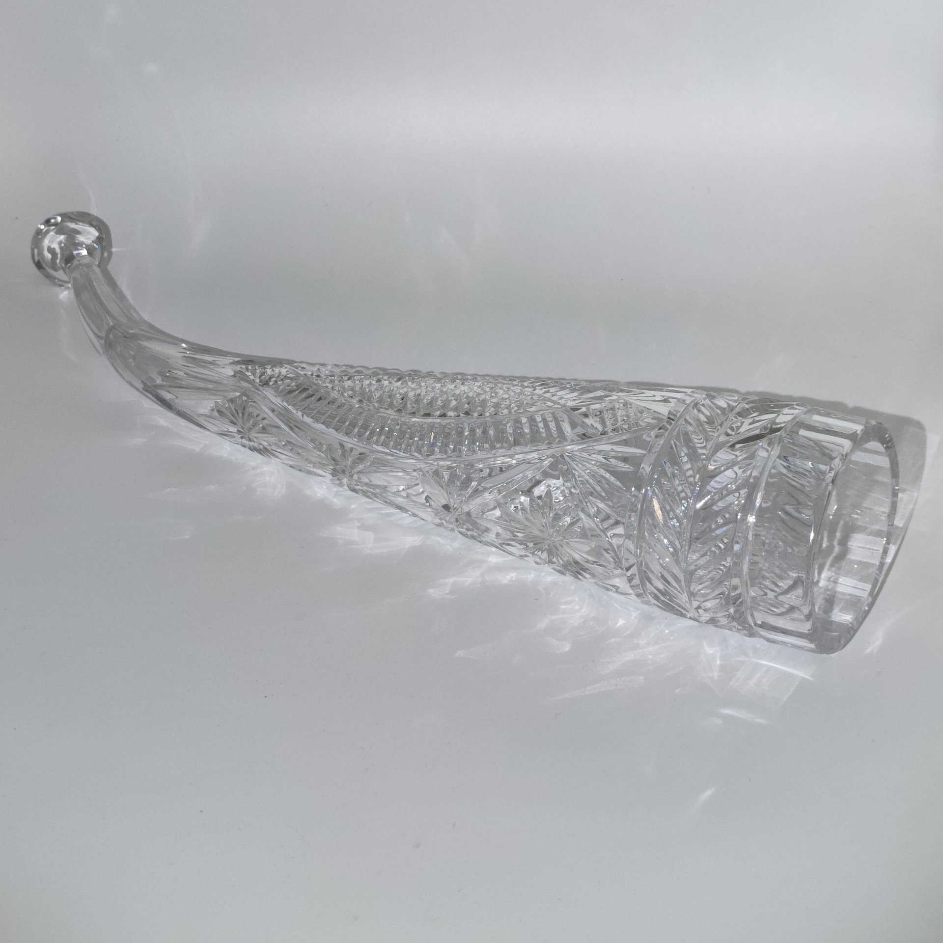 Крупный кубок для вина "Рог изобилия", украшенный геометрическим декором