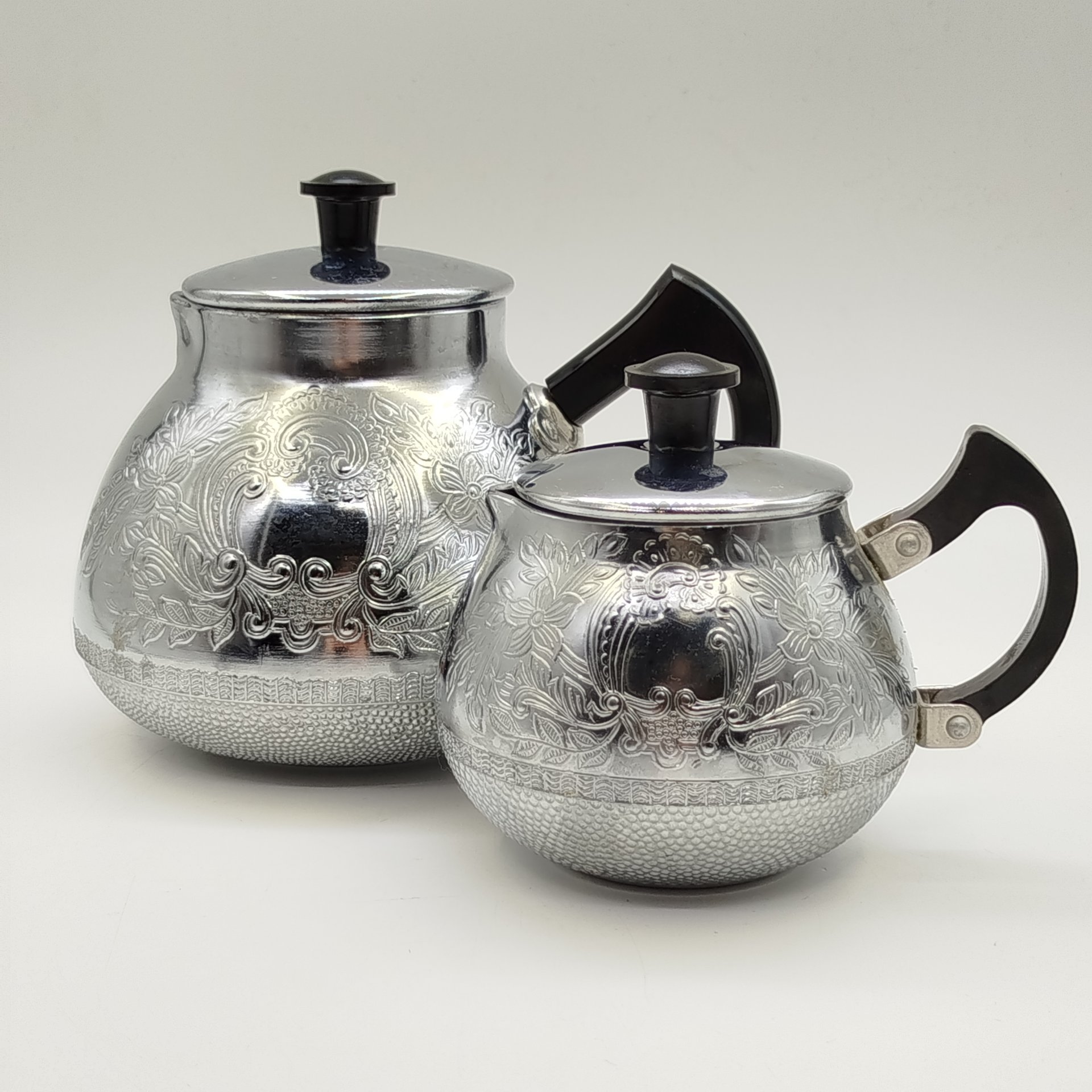 Набор из кофейника и молочника с рельефным цветочным декором, Калининградский машиностроительный завод