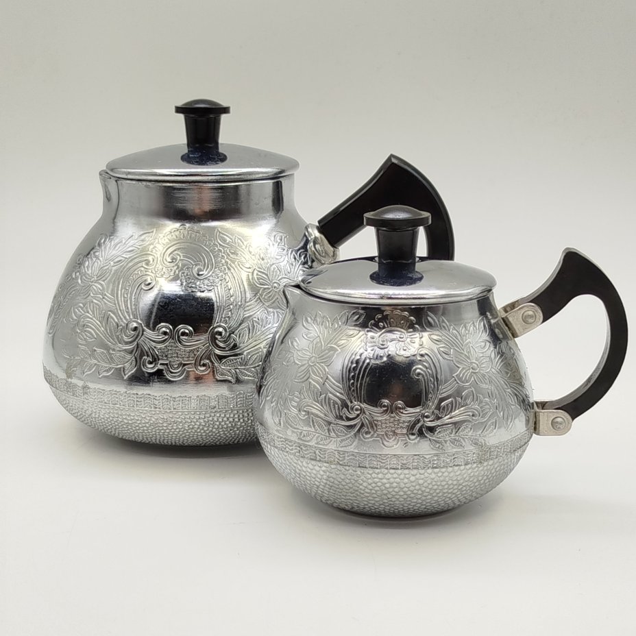 Набор из кофейника и молочника с рельефным цветочным декором, Калининградский машиностроительный завод