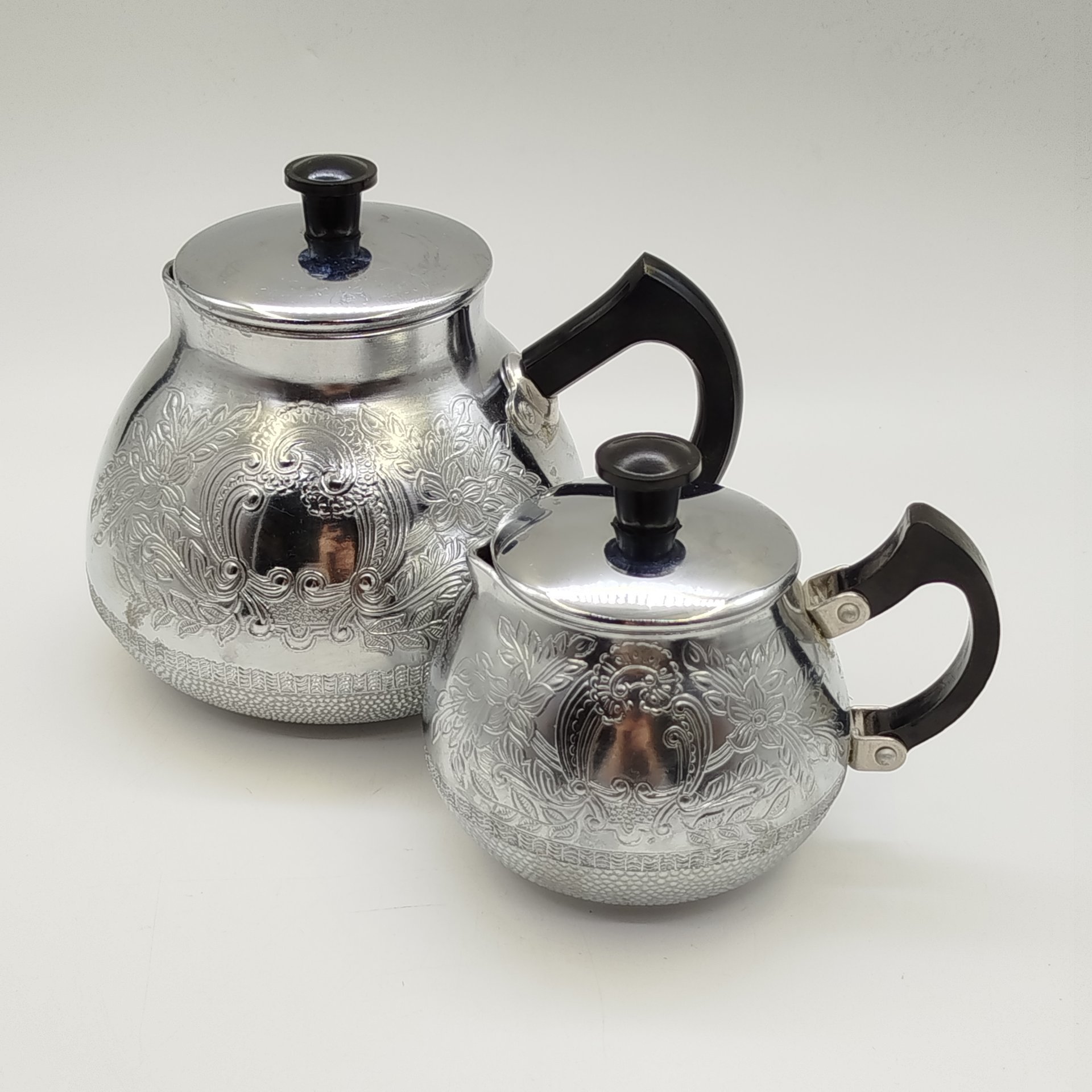 Набор из кофейника и молочника с рельефным цветочным декором, Калининградский машиностроительный завод