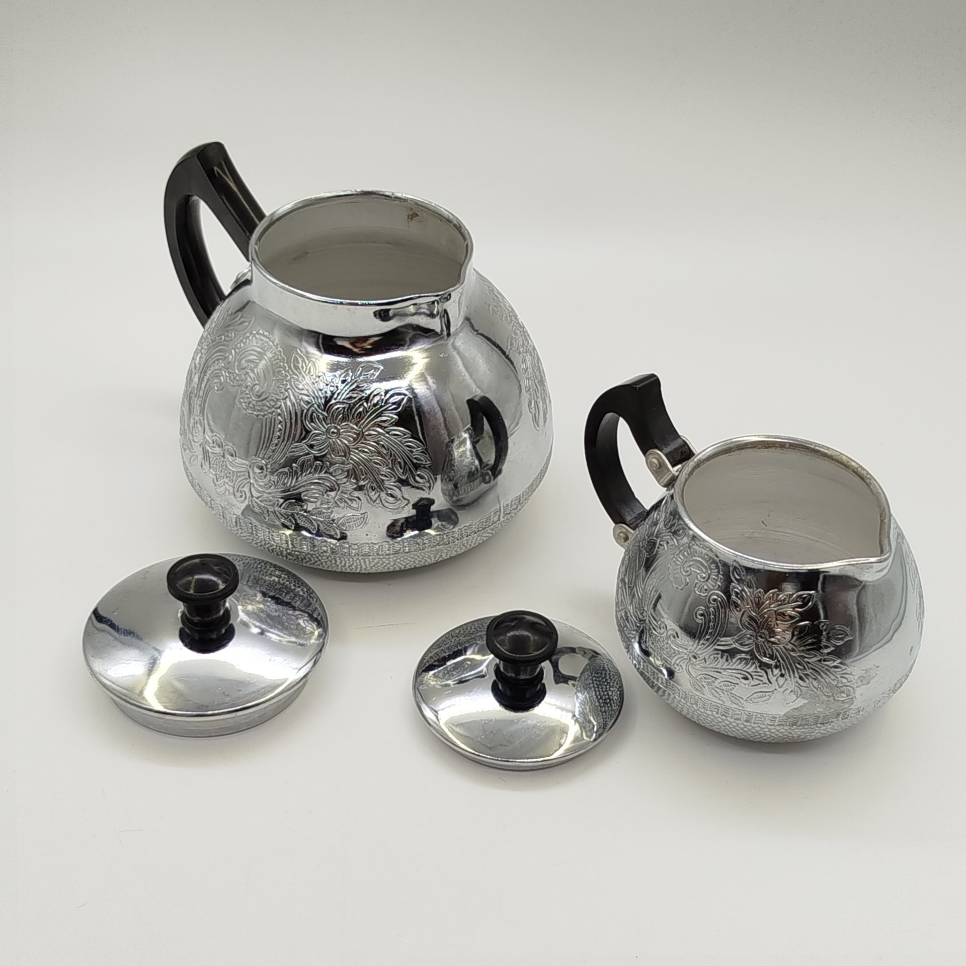 Набор из кофейника и молочника с рельефным цветочным декором, Калининградский машиностроительный завод