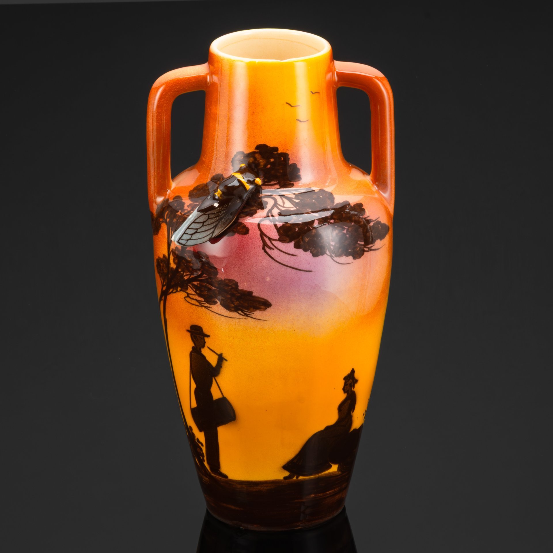 Ваза в форме амфоры, с цикадой и изображением сюжета поэмы Фредерика Мистраля "Мирейо" (Венсан и Мирейо) на тулове, Saint-Jean-du-désert, фаянс, роспись, Франция, 1920-1940 гг.