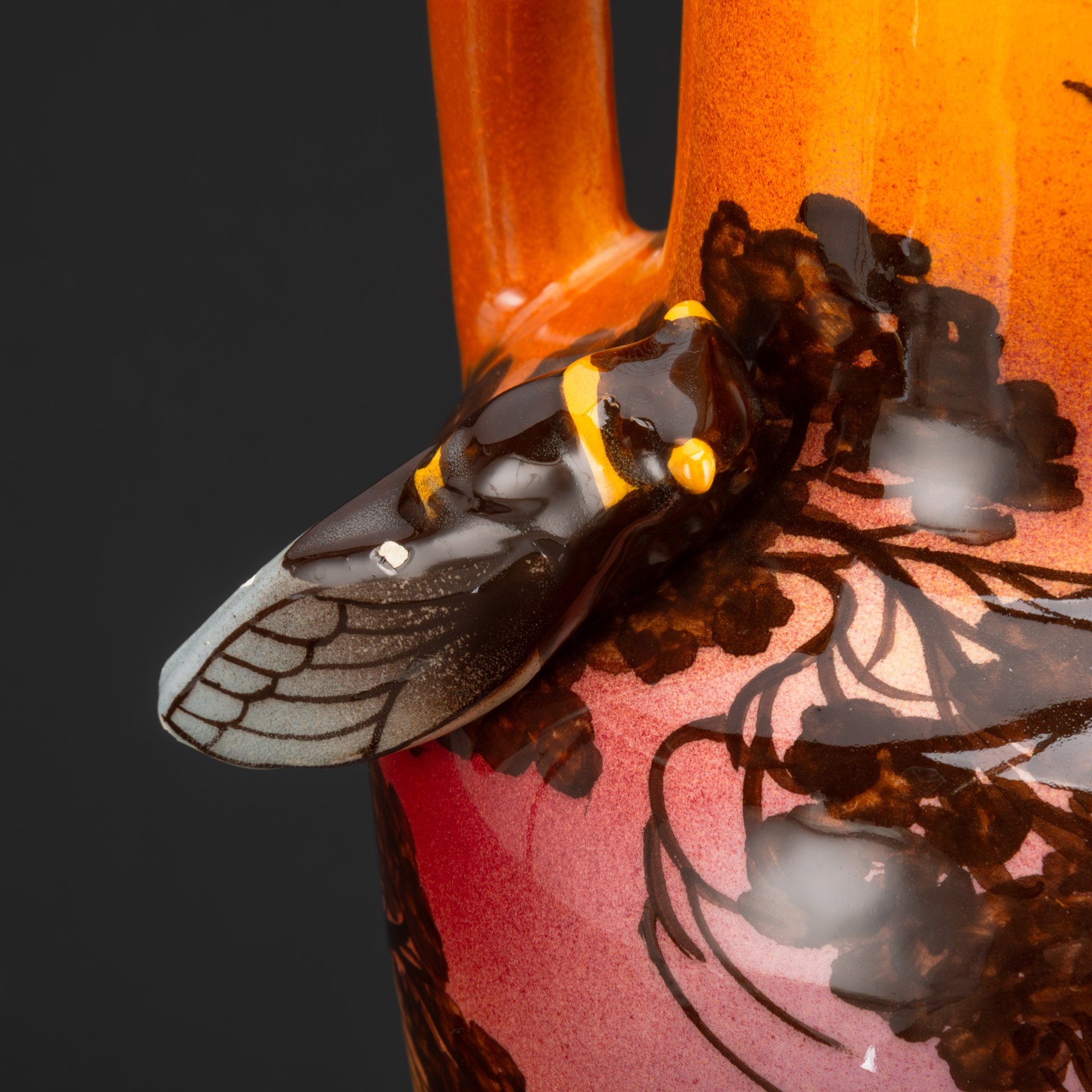 Ваза в форме амфоры, с цикадой и изображением сюжета поэмы Фредерика Мистраля "Мирейо" (Венсан и Мирейо) на тулове, Saint-Jean-du-désert, фаянс, роспись, Франция, 1920-1940 гг.