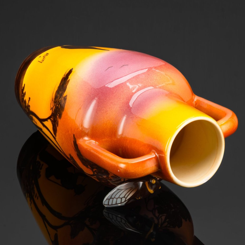 Ваза в форме амфоры, с цикадой и изображением сюжета поэмы Фредерика Мистраля "Мирейо" (Венсан и Мирейо) на тулове, Saint-Jean-du-désert