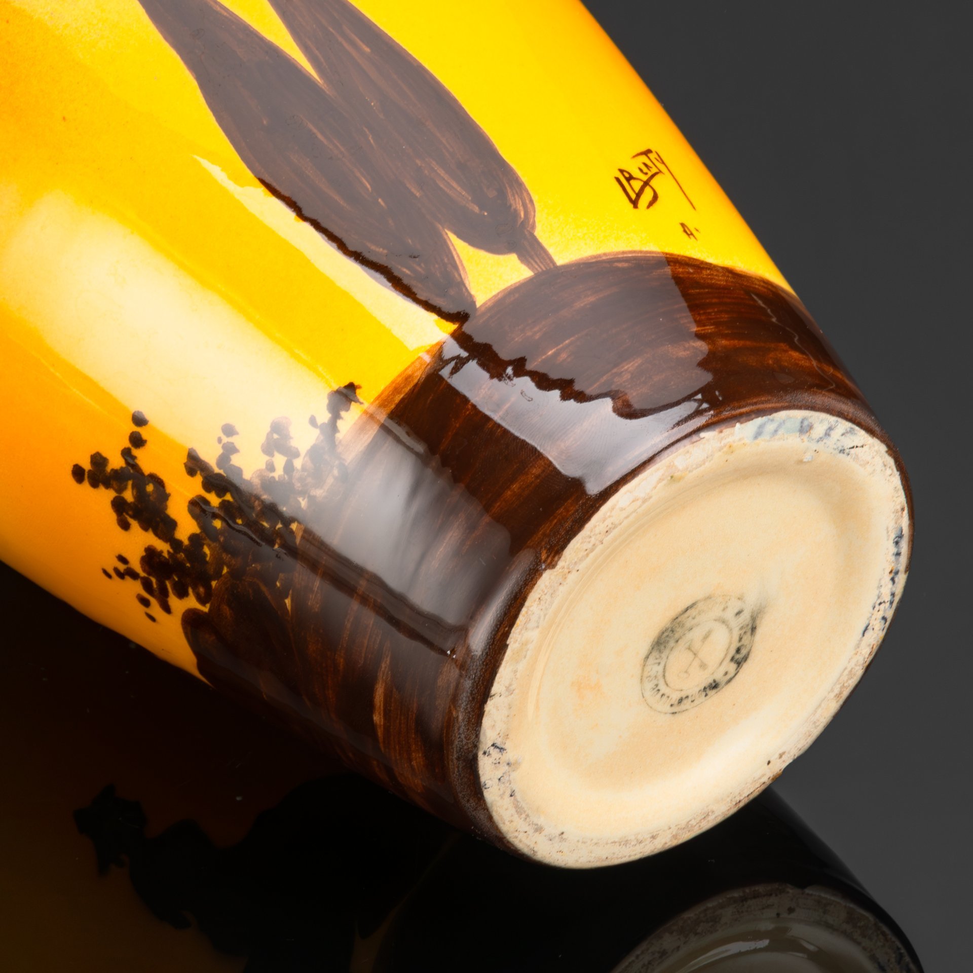 Ваза в форме амфоры, с цикадой и изображением сюжета поэмы Фредерика Мистраля "Мирейо" (Венсан и Мирейо) на тулове, Saint-Jean-du-désert, фаянс, роспись, Франция, 1920-1940 гг.