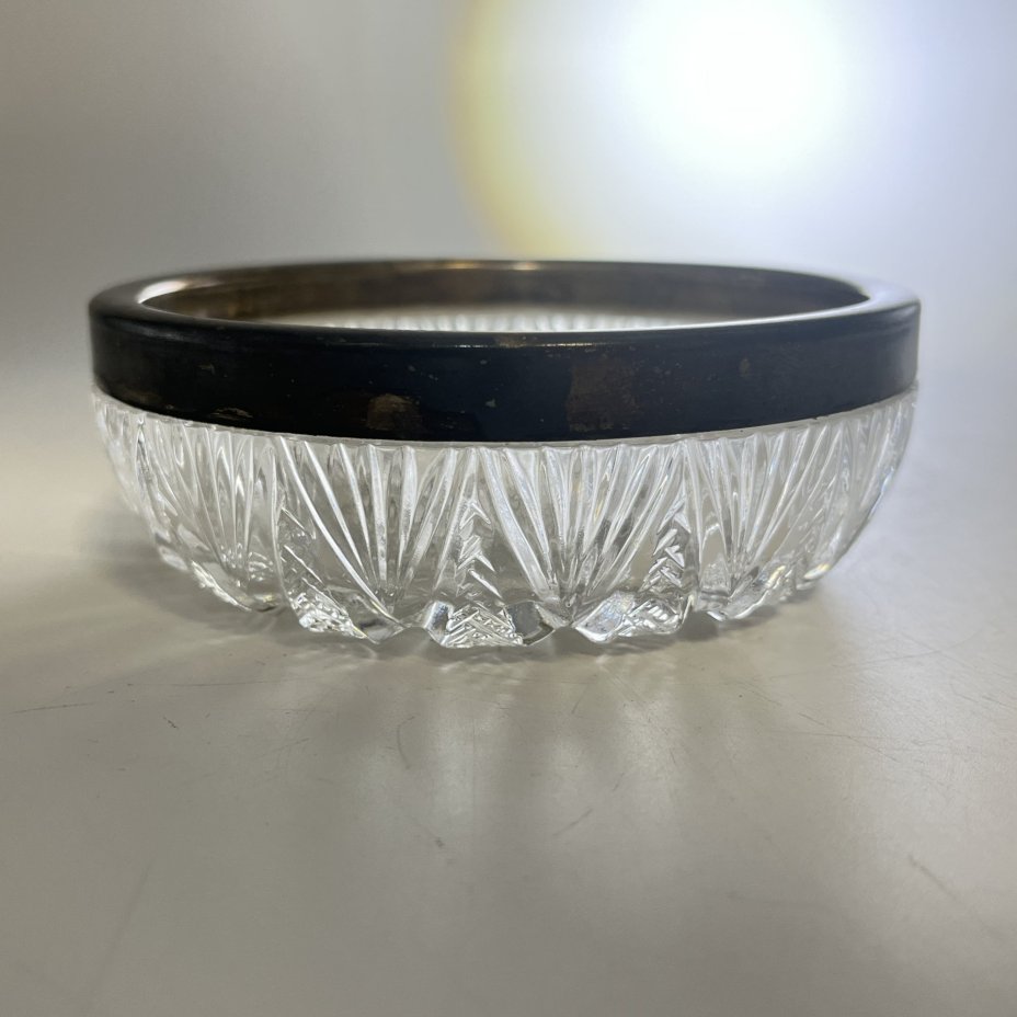 Розетка с металлическим ободком