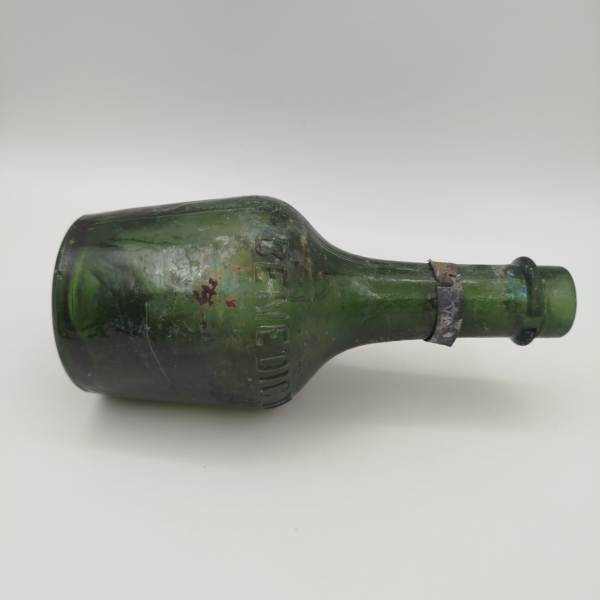 Бутылка из-под ликёра "Benedictine", стекло, Западная Европа, 1900-1940 гг.