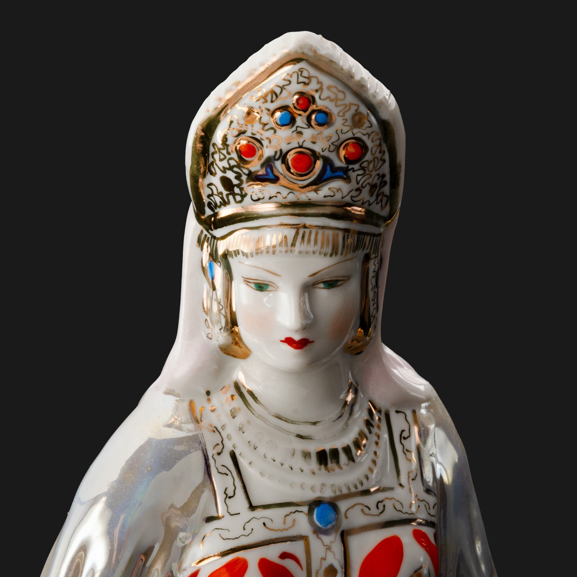 Статуэтка "Дары хозяйки Медной горы", скульптор Кожин П.М, художник Шепелева М.М., фарфор, роспись, люстр, золочение, Дулевский фарфоровый завод (Дулёво), Дулевский фарфоровый завод (Дулёво)