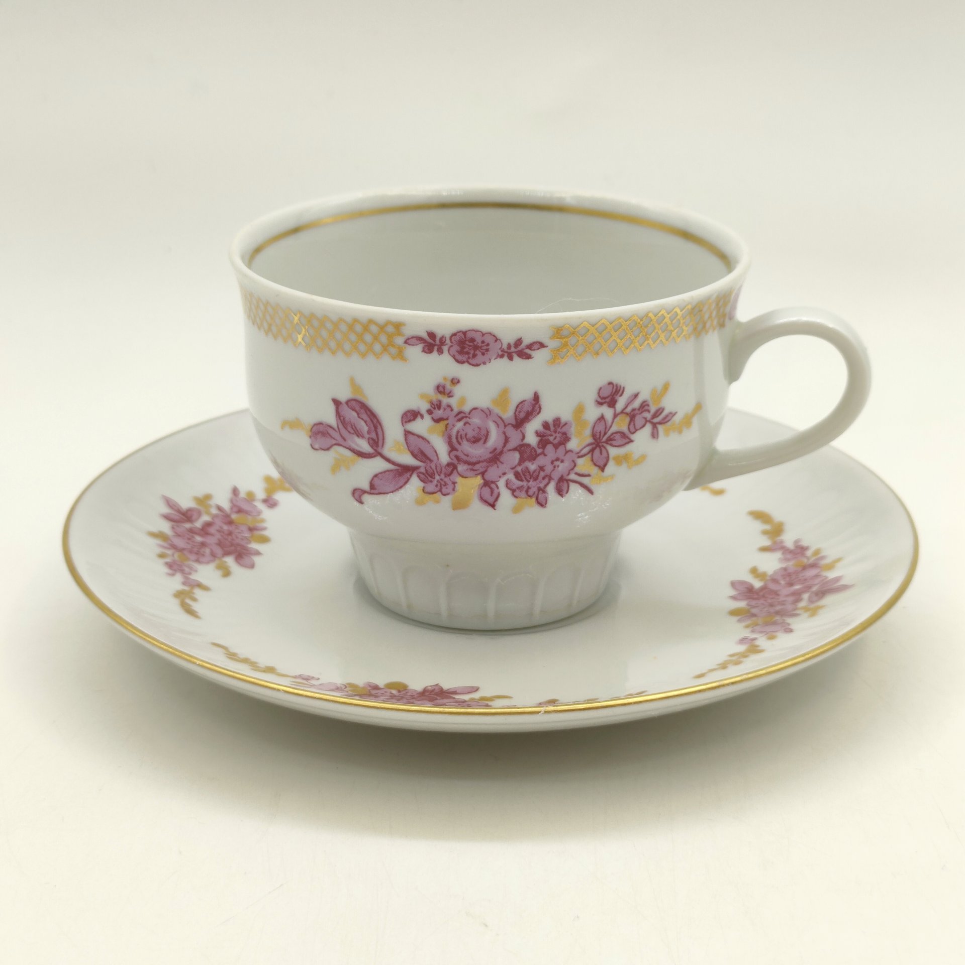 Чайная (кофейная) пара, украшенная цветочным декором, фарфор, деколь, золочение, Graf Von Henneberg Porzellan, 1777 Jlmenau, Германия, 1977-1990 гг.