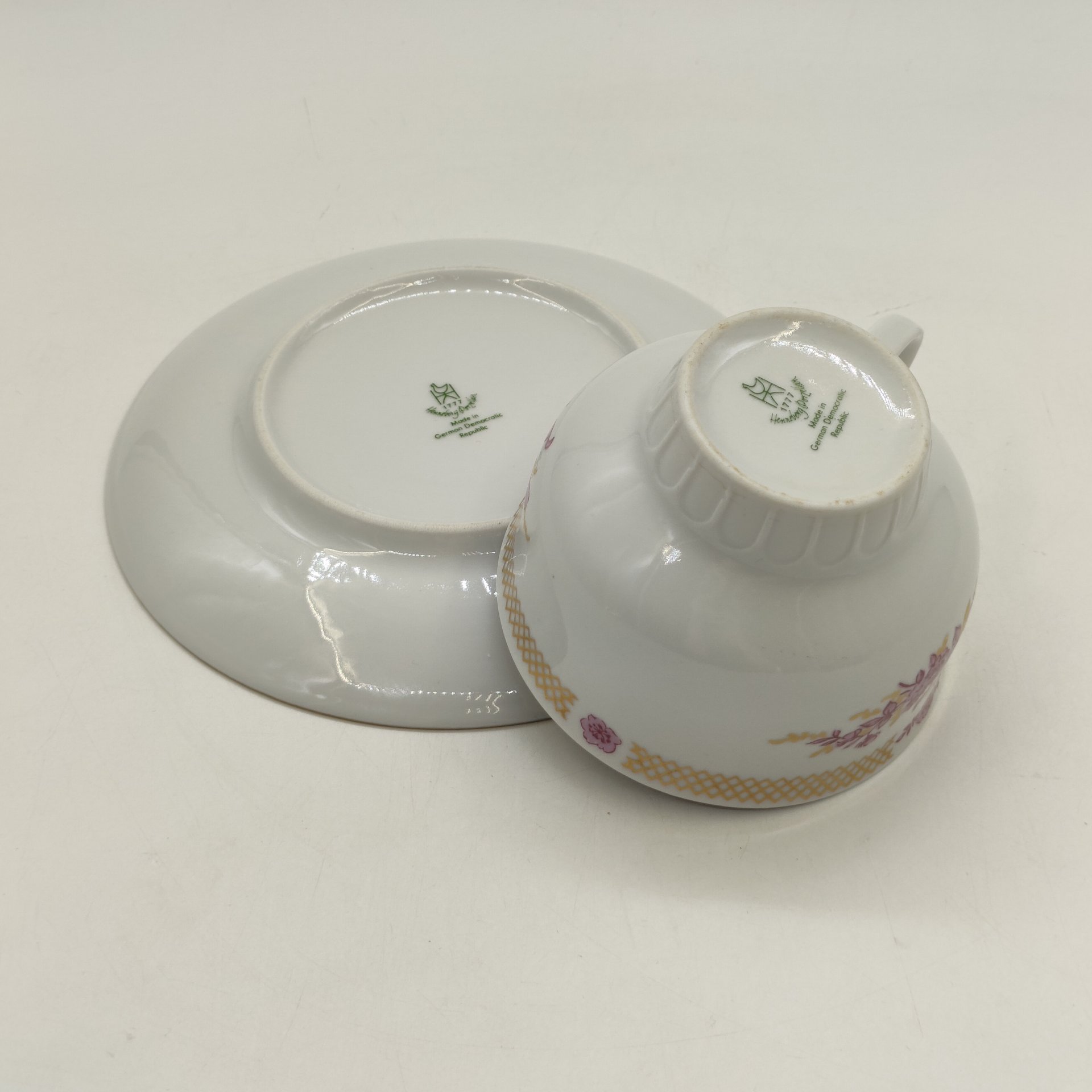 Чайная (кофейная) пара, украшенная цветочным декором, фарфор, деколь, золочение, Graf Von Henneberg Porzellan, 1777 Jlmenau, Германия, 1977-1990 гг.