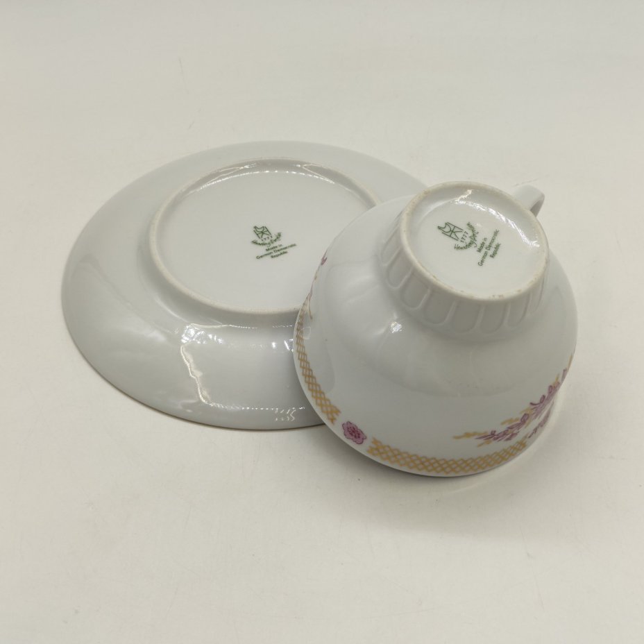 Чайная (кофейная) пара, украшенная цветочным декором, фарфор, деколь, золочение, Graf Von Henneberg Porzellan, 1777 Jlmenau, Германия, 1977-1990 гг.