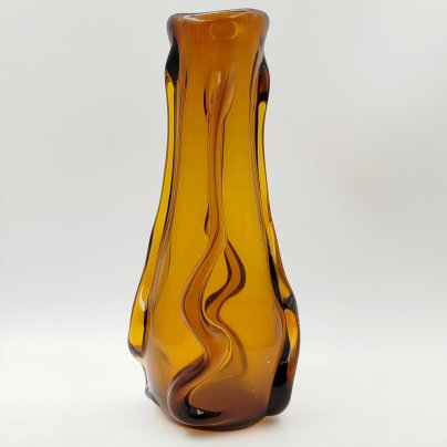 Ваза янтарного оттенка с ребристым туловом, цветное стекло, гутная техника, Ленинградский стекольный комбинат «Победа» (Колпино), СССР, 1960-1980 гг.