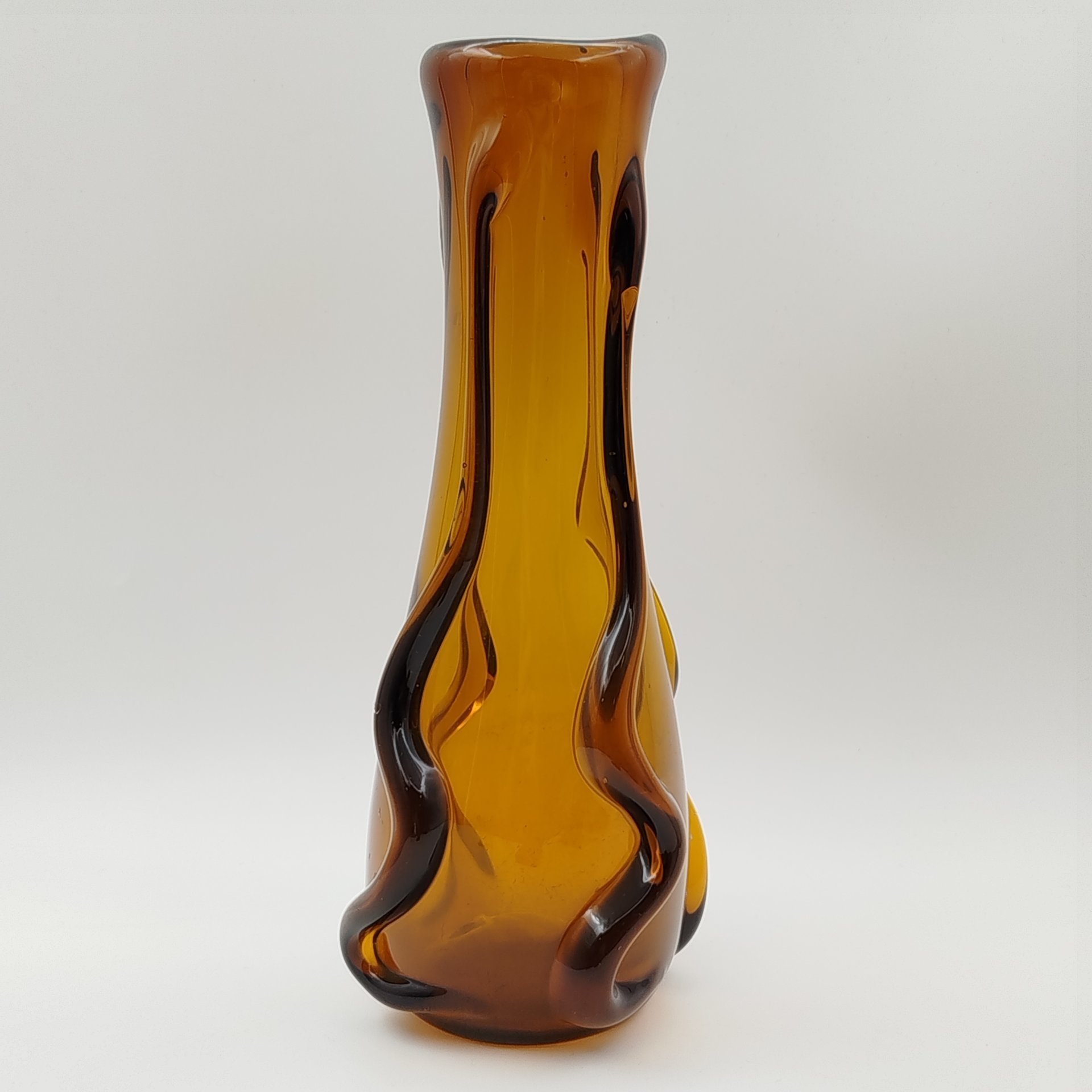 Ваза янтарного оттенка с ребристым туловом, цветное стекло, гутная техника, Ленинградский стекольный комбинат «Победа» (Колпино), СССР, 1960-1980 гг.