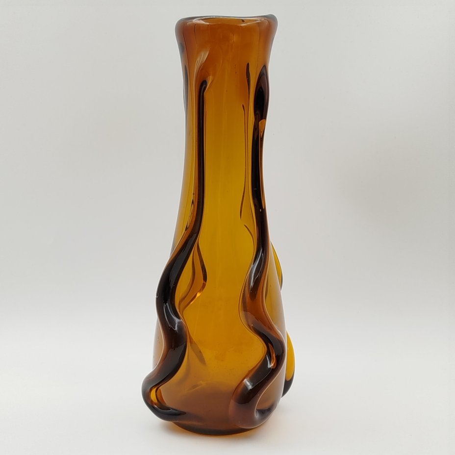 Ваза янтарного оттенка с ребристым туловом