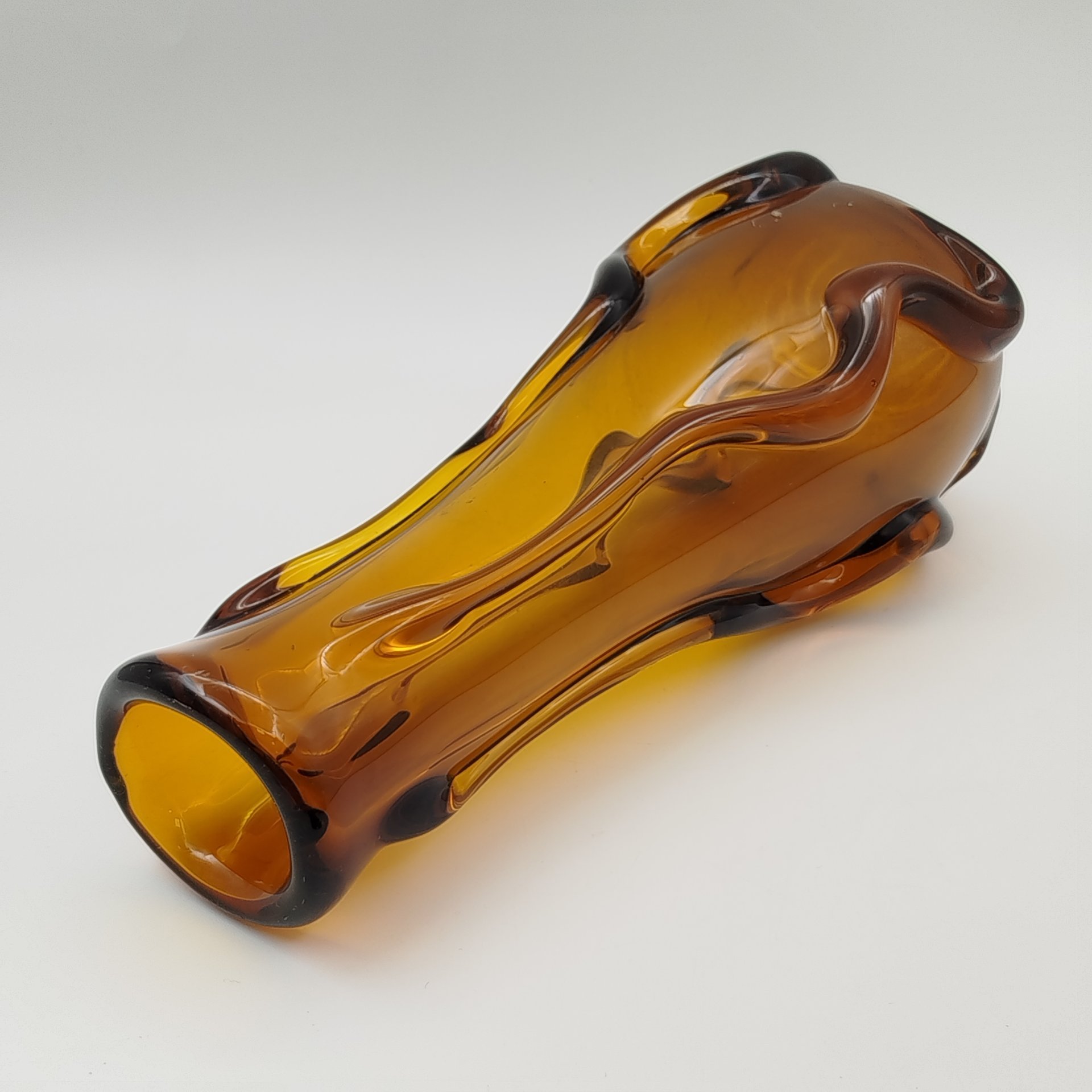 Ваза янтарного оттенка с ребристым туловом, цветное стекло, гутная техника, Ленинградский стекольный комбинат «Победа» (Колпино), СССР, 1960-1980 гг.