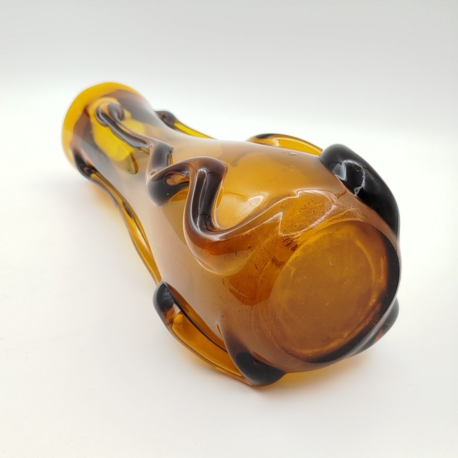 Ваза янтарного оттенка с ребристым туловом