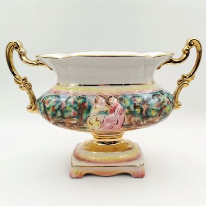 Ваза с изящными ручками и рельефным изображением девушек в саду (модель 1503), фаянс, роспись, золочение, Capodimonte (Каподимонте), Италия, 1980-2000 гг.