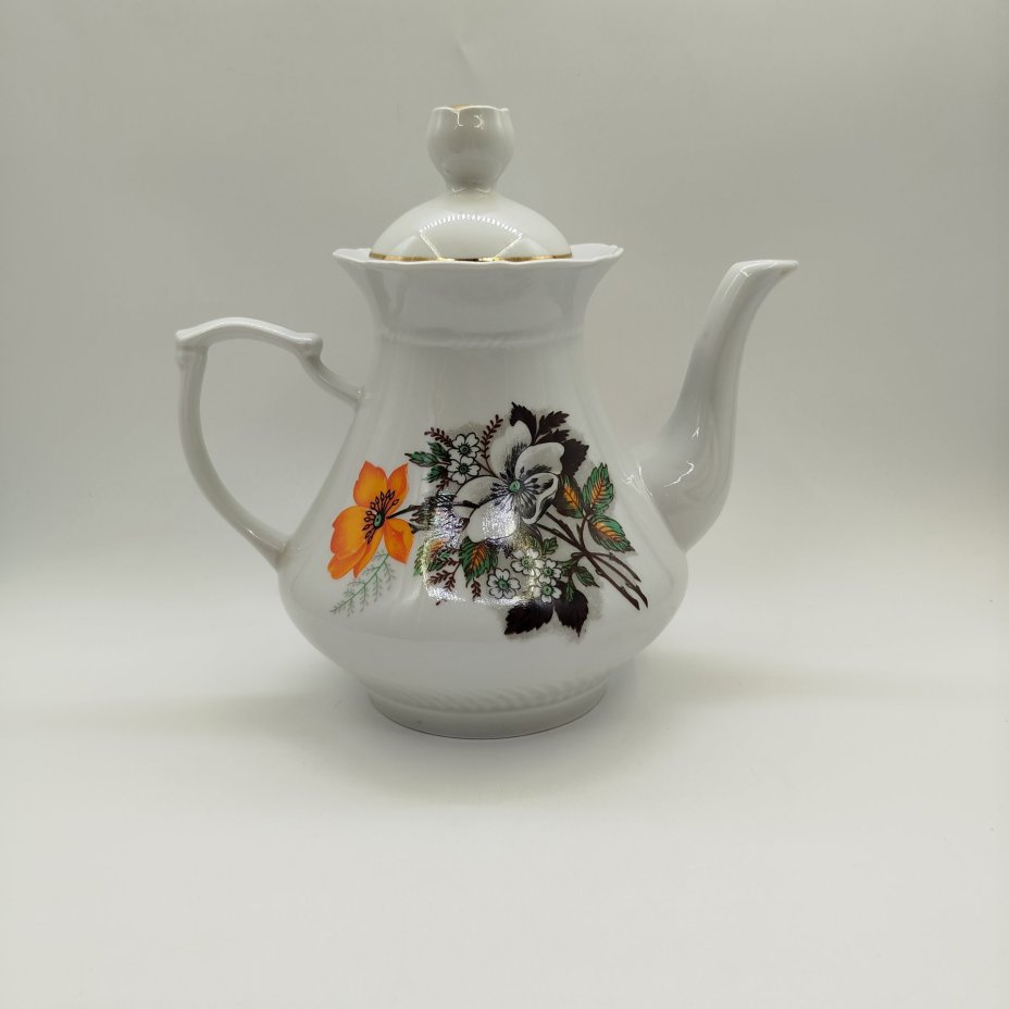 Чайник с растительным декором, фарфор, деколь, золочение, Краснодарский фарфорово-фаянсовый завод «Чайка», СССР, 1960-1992 гг.