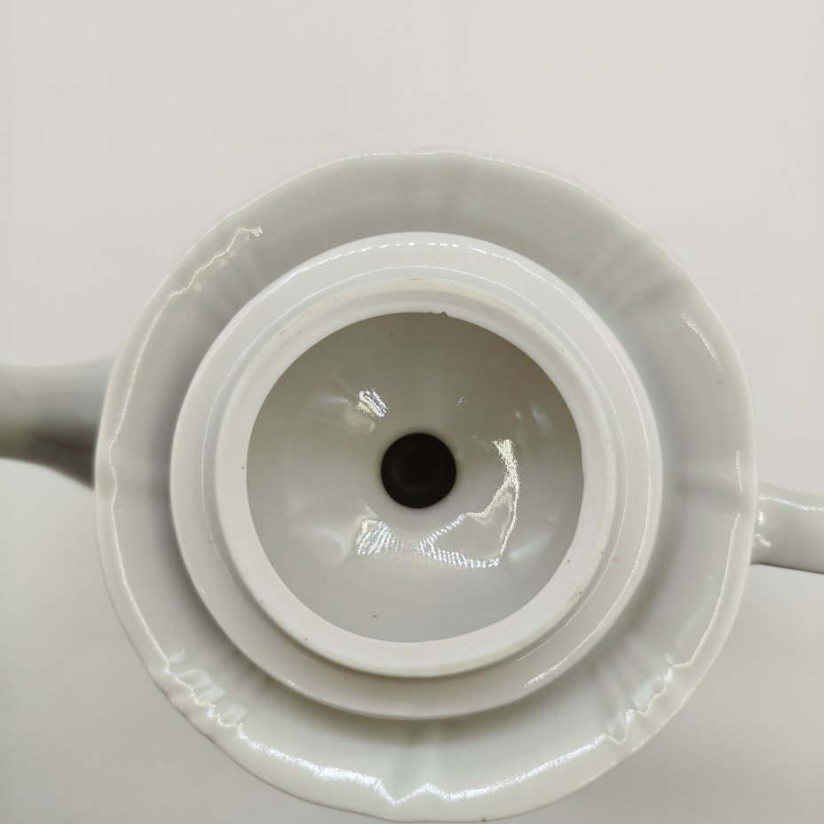 Чайник с растительным декором, фарфор, деколь, золочение, Краснодарский фарфорово-фаянсовый завод «Чайка», СССР, 1960-1992 гг.