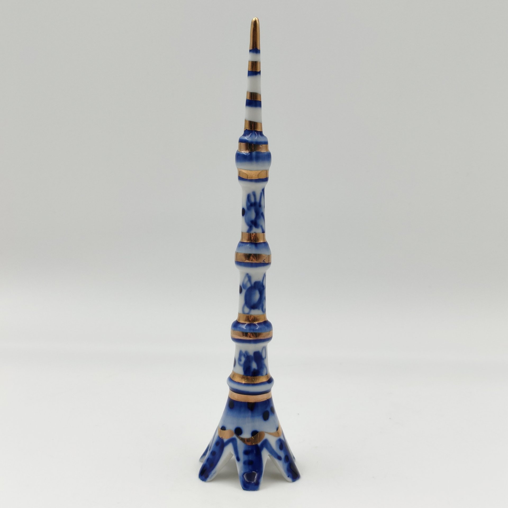 Статуэтка "Останкинская телебашня", фарфор, роспись, золочение, Объединение «Гжель», Российская Федерация, 1991-2020 гг.