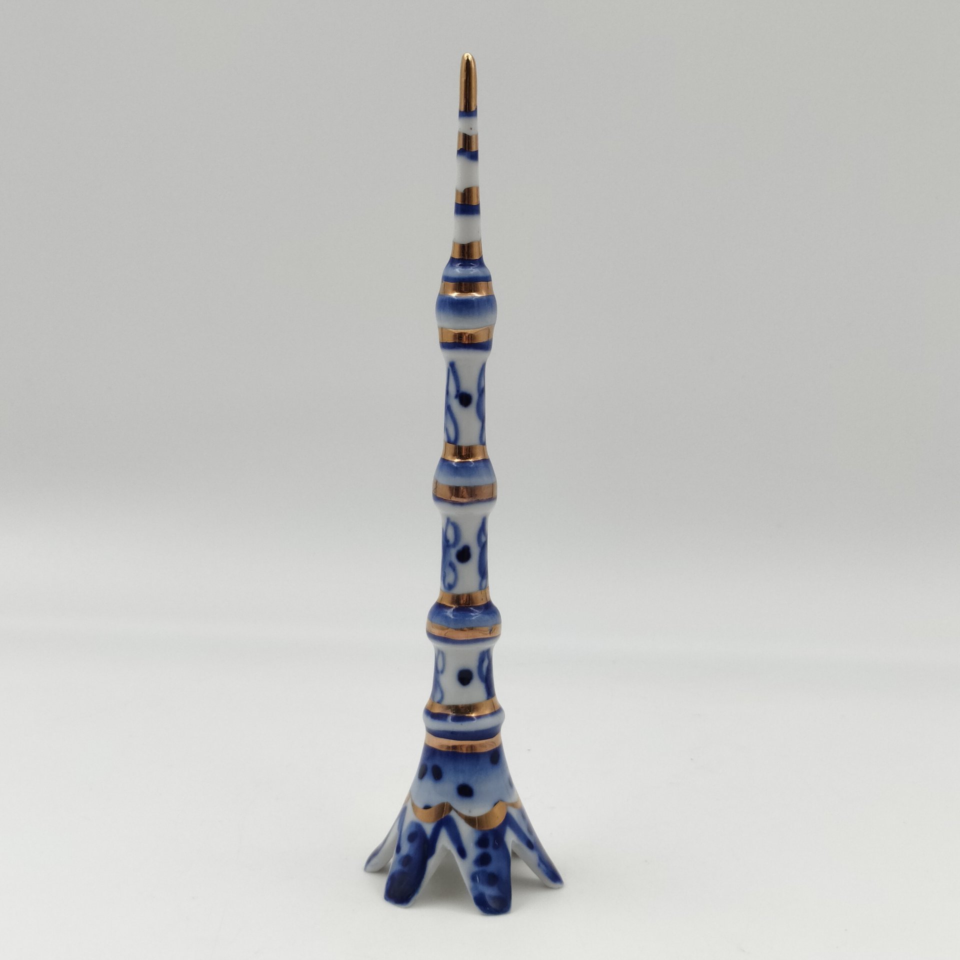 Статуэтка "Останкинская телебашня", фарфор, роспись, золочение, Объединение «Гжель», Российская Федерация, 1991-2020 гг.