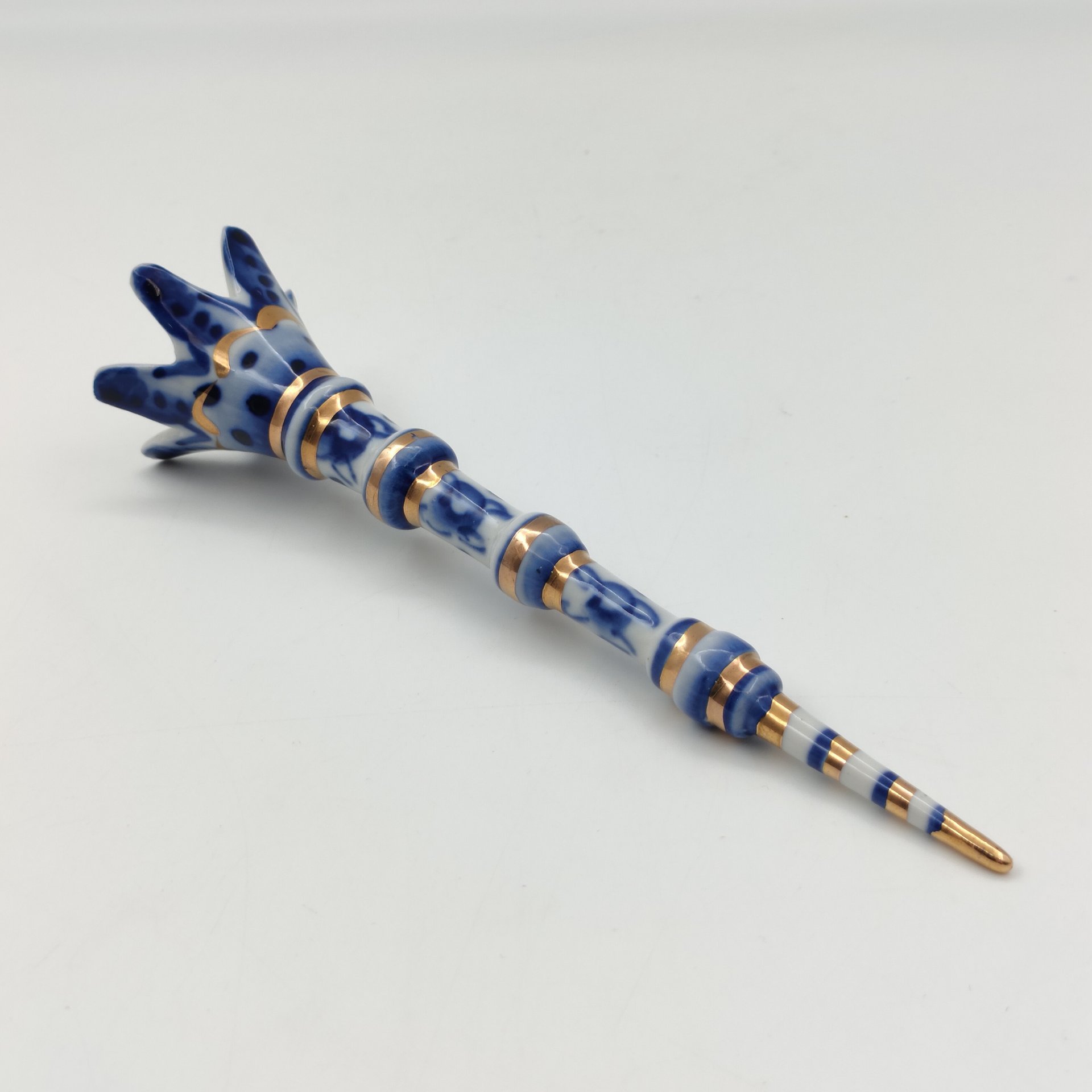 Статуэтка "Останкинская телебашня", фарфор, роспись, золочение, Объединение «Гжель», Российская Федерация, 1991-2020 гг.