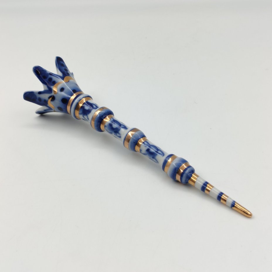 Статуэтка "Останкинская телебашня", фарфор, роспись, золочение, Объединение «Гжель», Российская Федерация, 1991-2020 гг.