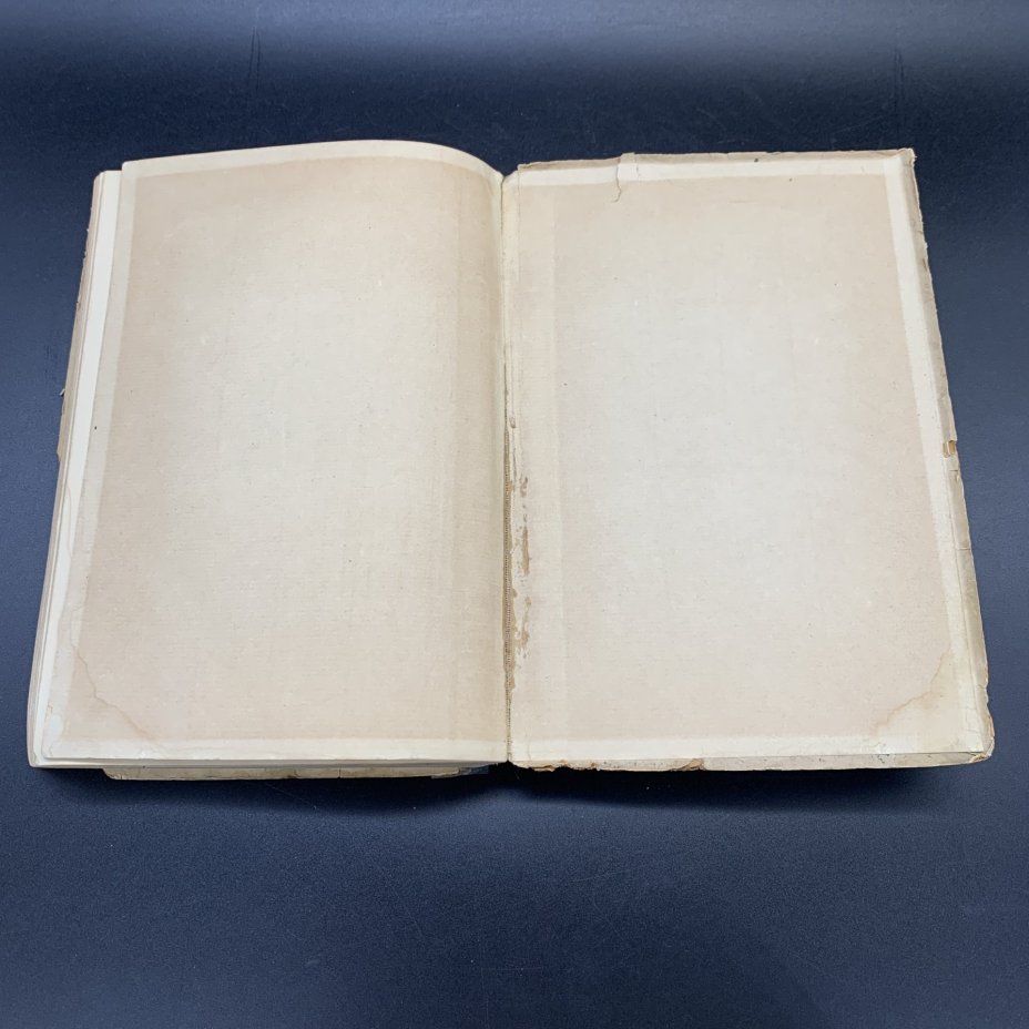 Книга  "Три толстяка", Ю. Олеша,  с 25 рис. в красках худ. М. Добужинского, Издательство «Земля и фабрика»,
