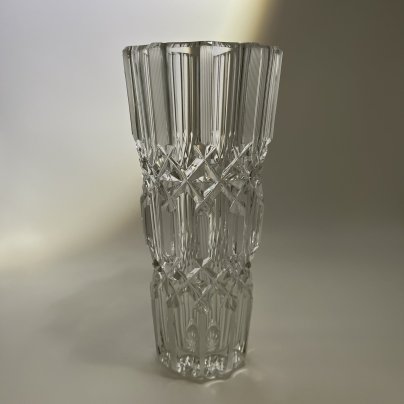 Ваза для цветов "Эхо", автор А.М. Остроумов (с олимпийской наклейкой), хрусталь, алмазная грань, Ленинградский завод художественного стекла (ЛЗХС), СССР, 1970-1980 гг.
