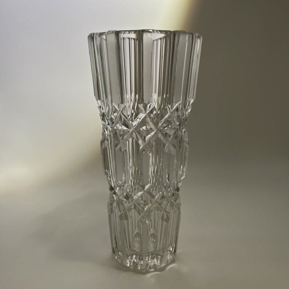 Ваза для цветов "Эхо", автор А.М. Остроумов (с олимпийской наклейкой), хрусталь, алмазная грань, Ленинградский завод художественного стекла (ЛЗХС), СССР, 1970-1980 гг.