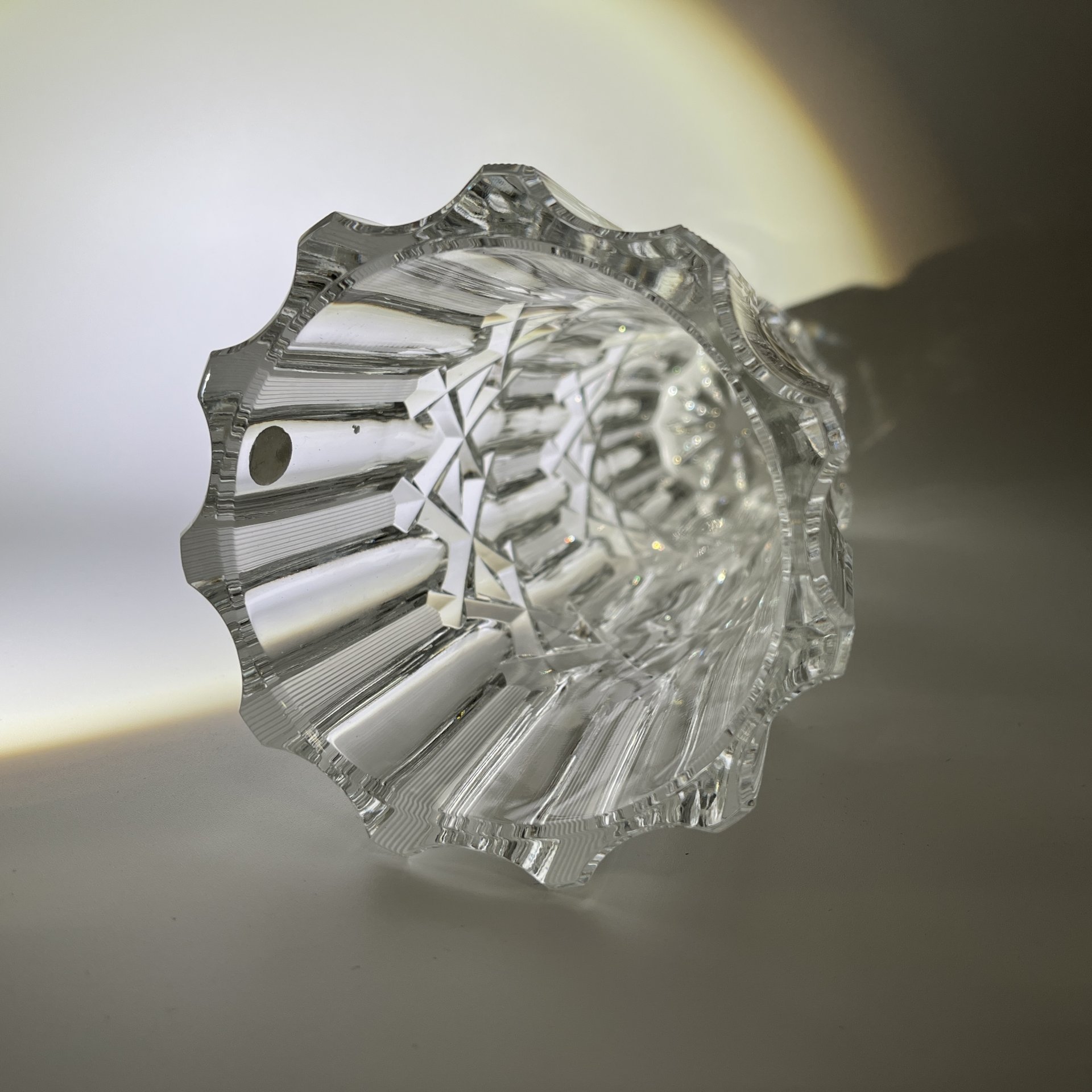 Ваза для цветов "Эхо", автор А.М. Остроумов (с олимпийской наклейкой), хрусталь, алмазная грань, Ленинградский завод художественного стекла (ЛЗХС), СССР, 1970-1980 гг.