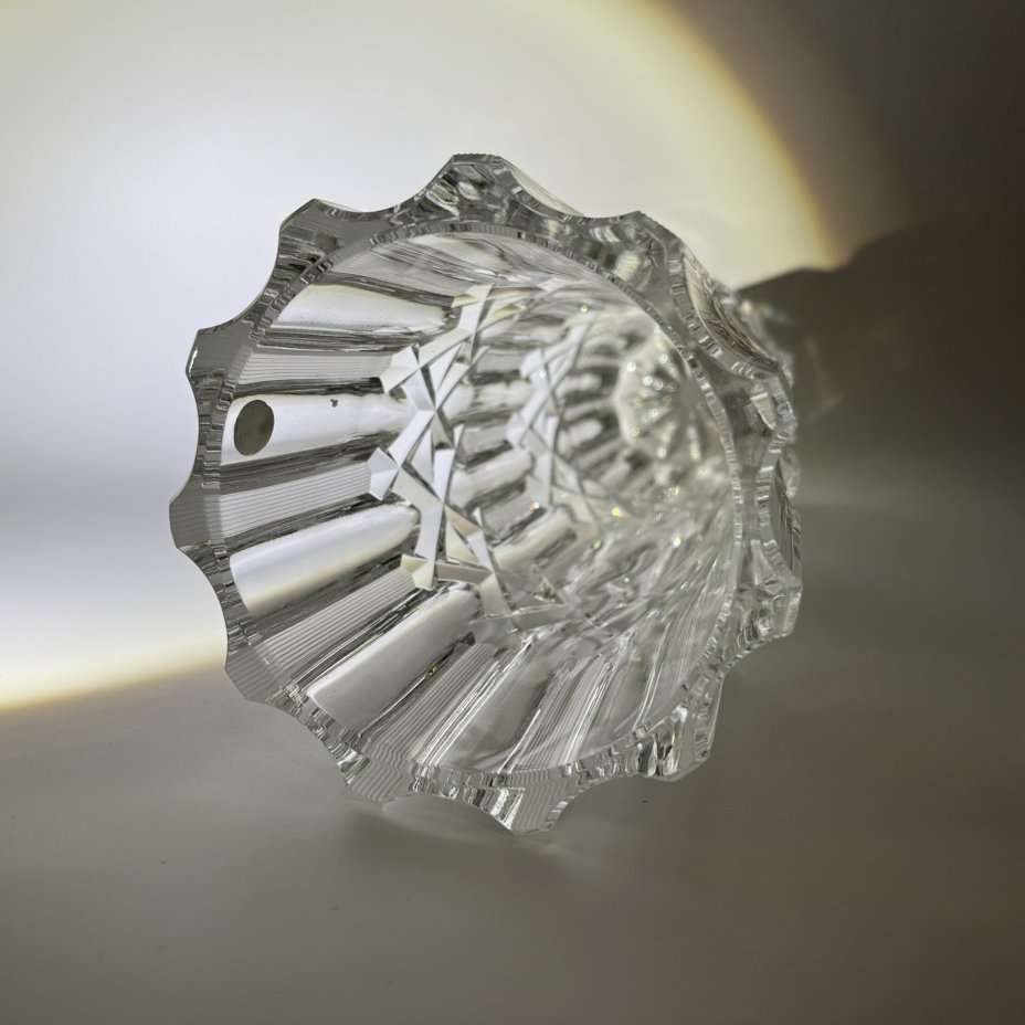 Ваза для цветов "Эхо", автор А.М. Остроумов (с олимпийской наклейкой), хрусталь, алмазная грань, Ленинградский завод художественного стекла (ЛЗХС), СССР, 1970-1980 гг.