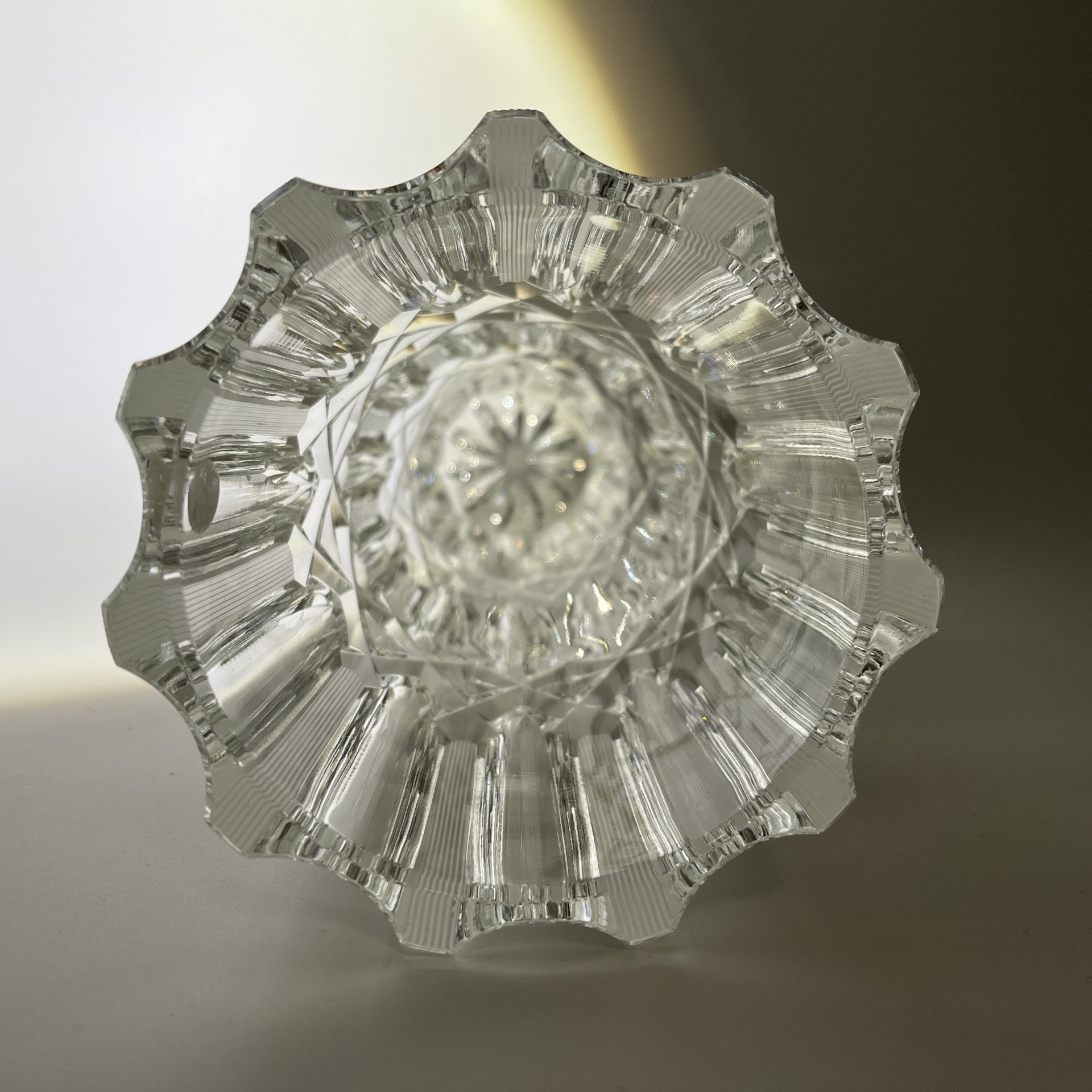 Ваза для цветов "Эхо", автор А.М. Остроумов (с олимпийской наклейкой), хрусталь, алмазная грань, Ленинградский завод художественного стекла (ЛЗХС), СССР, 1970-1980 гг.