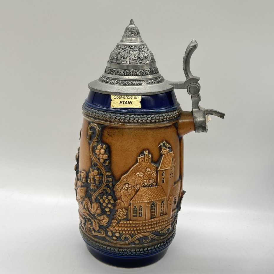 Кружка пивная, украшенная изображением прогулки матушки с детьми и надписью "Сувенир из Эльзаса", керамика, рельеф, крышка -сплав металла, Gerzit Gerz, Германия, 1960-1990 гг.