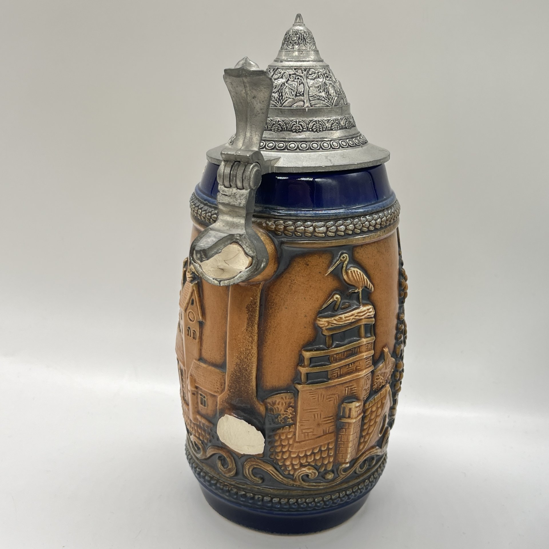 Кружка пивная, украшенная изображением прогулки матушки с детьми и надписью "Сувенир из Эльзаса", керамика, рельеф, крышка -сплав металла, Gerzit Gerz, Германия, 1960-1990 гг.